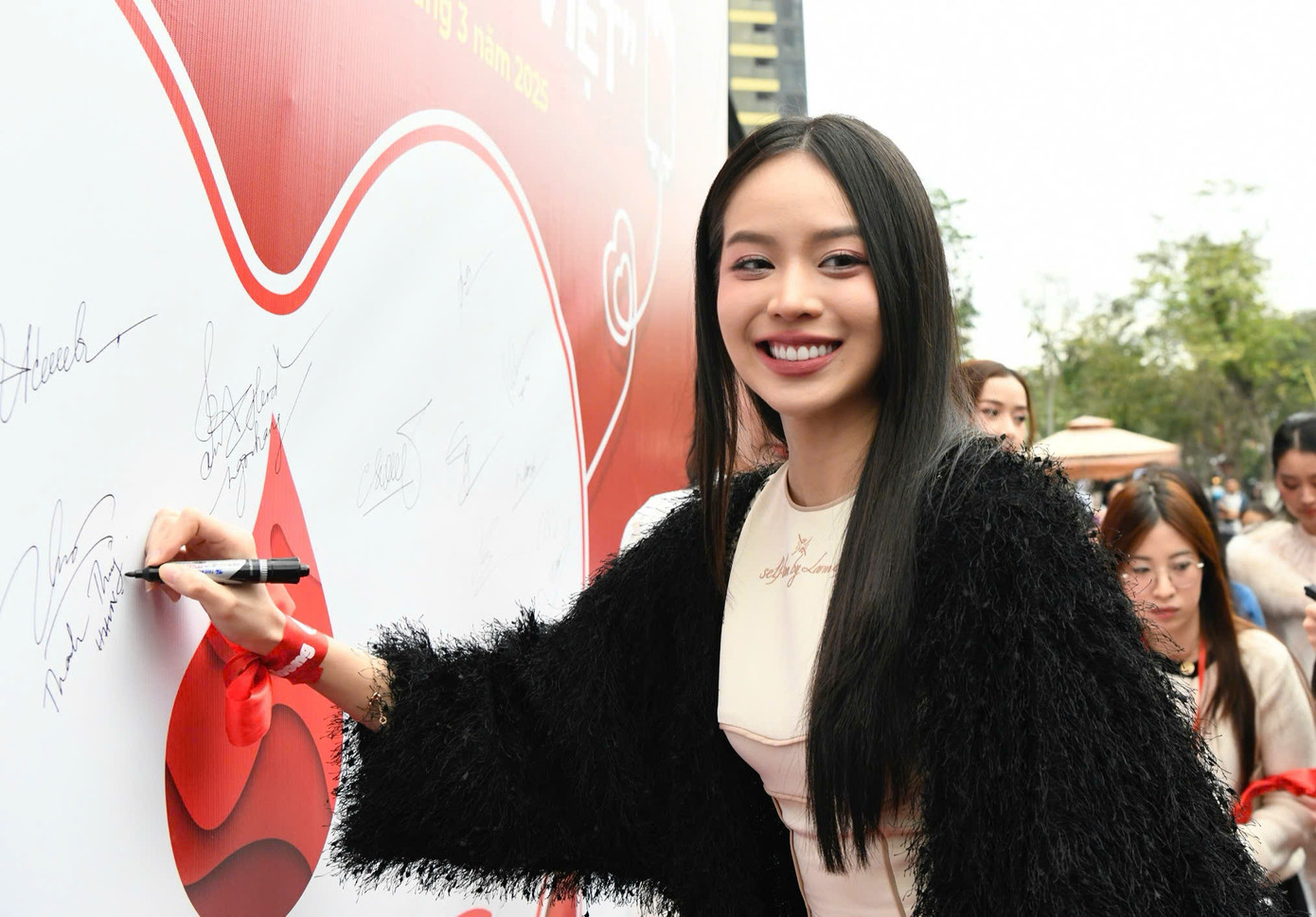 Nhà báo Phùng Công Sưởng cùng Hoa Hậu Việt Nam năm 2022 – Hoa Hậu Quốc tế năm 2024 Huỳnh Thị Thanh Thủy, Á Hậu 2 Hoa Hậu Việt Nam năm 2020 Nguyễn Lê Ngọc Thảo, Người Đẹp Nhân ái Nguyễn Ngọc Mai ký lưu niệm tại sự kiện. Nhà báo Phùng Công Sưởng cùng Hoa Hậu Việt Nam năm 2022 – Hoa Hậu Quốc tế năm 2024 Huỳnh Thị Thanh Thủy, Á Hậu 2 Hoa Hậu Việt Nam năm 2020 Nguyễn Lê Ngọc Thảo, Người Đẹp Nhân ái Nguyễn Ngọc Mai ký lưu niệm tại sự kiện.