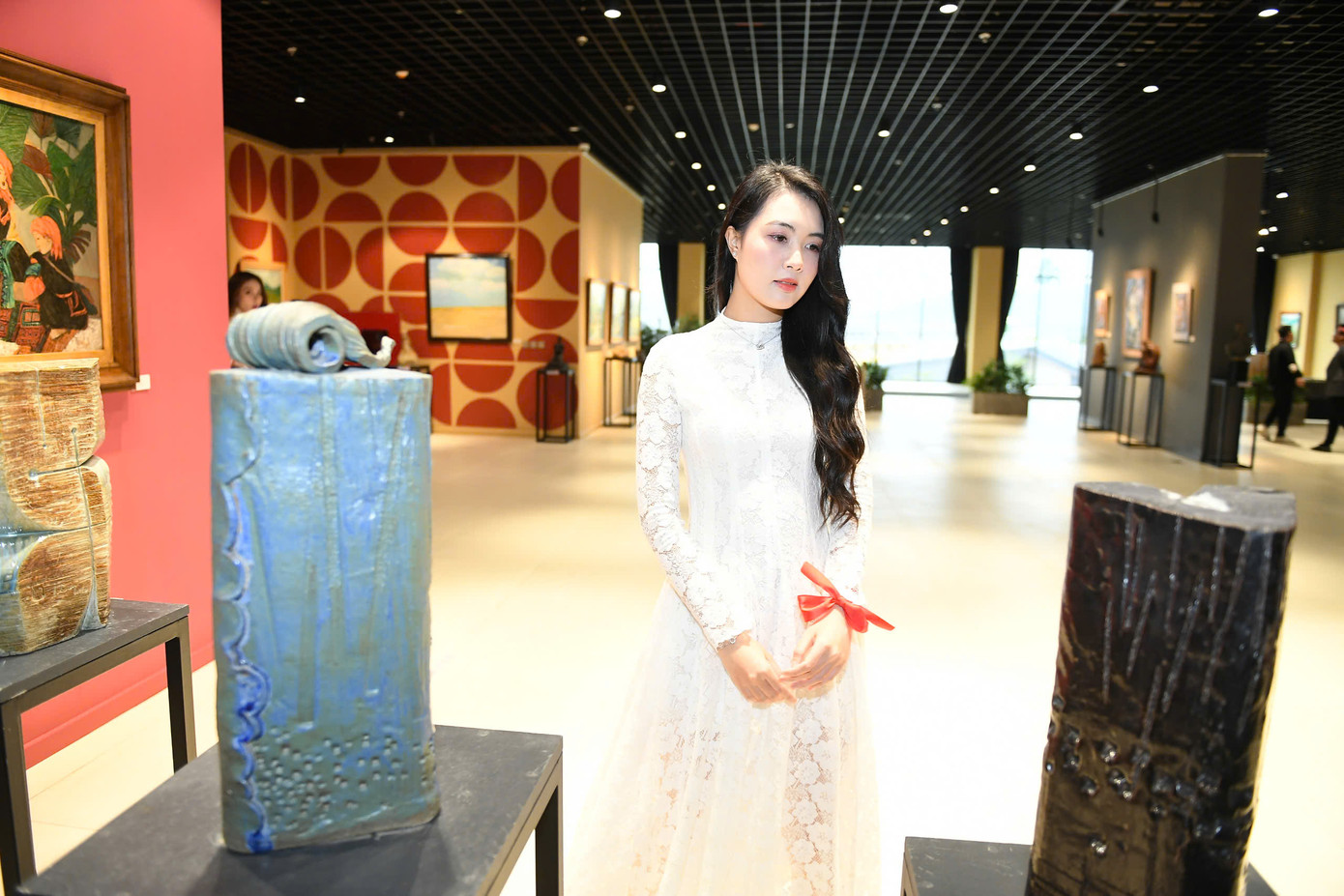 Tham dự sự kiện &quot;Giọt hồng cội Việt” lần thứ 2 - năm 2025, các Á hậu, Người đẹp được thả bước trong không gian đầy nghệ thuật tại phòng triển lãm Art Gallery - Khách sạn Wyndham Lynn Times Thanh Thuỷ.