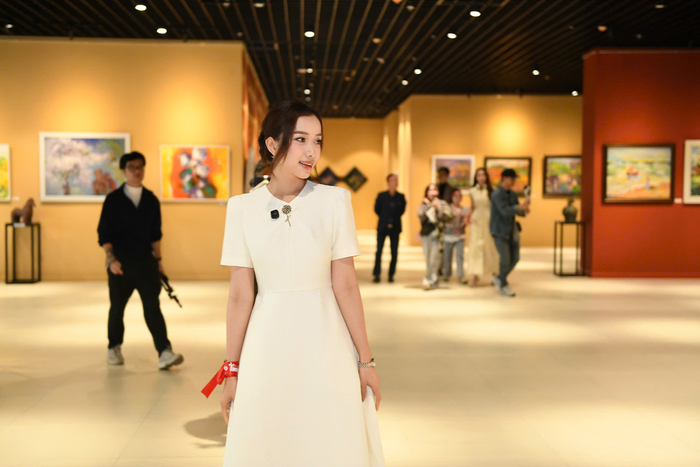 Người đẹp Nhân ái Nguyễn Ngọc Mai liên tục bày tỏ sự ngưỡng mộ trước tài năng của các nữ họa sỹ, đồng thời cảm nhận nguồn năng lượng tươi mới mà các tác phẩm mang lại.