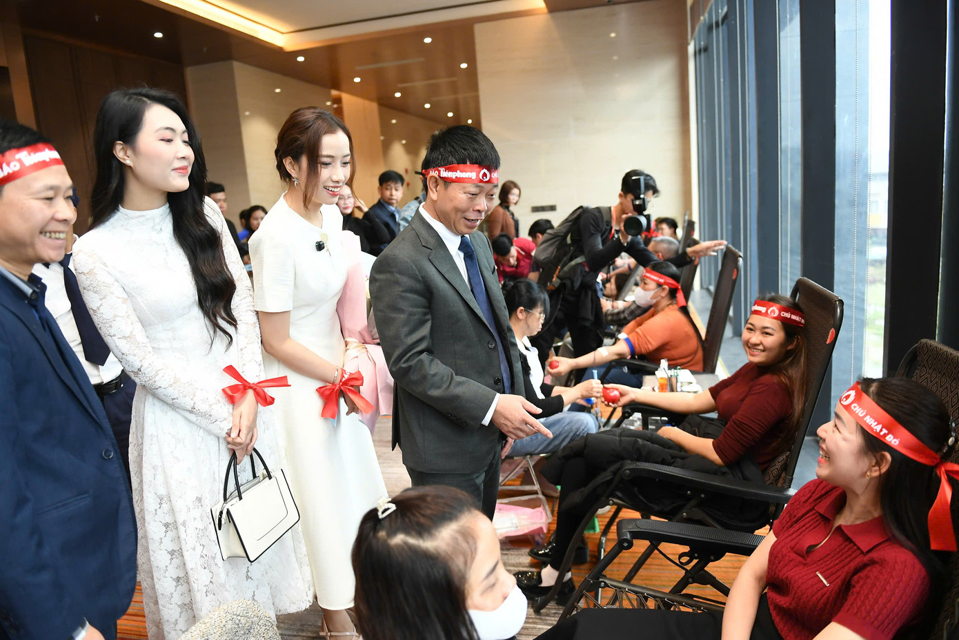 Nhà báo Phùng Công Sưởng ân cần hỏi thăm các tình nguyện viên, ca ngợi nghĩa cử cao đẹp của những người hiến máu sẽ gieo thêm những hạt giống tình người trong cuộc sống và tô đẹp thêm truyền thống tương thân tương ái của dân tộc Việt Nam. Nhà báo Phùng Công Sưởng ân cần hỏi thăm các tình nguyện viên, ca ngợi nghĩa cử cao đẹp của những người hiến máu sẽ gieo thêm những hạt giống tình người trong cuộc sống và tô đẹp thêm truyền thống tương thân tương ái của dân tộc Việt Nam.