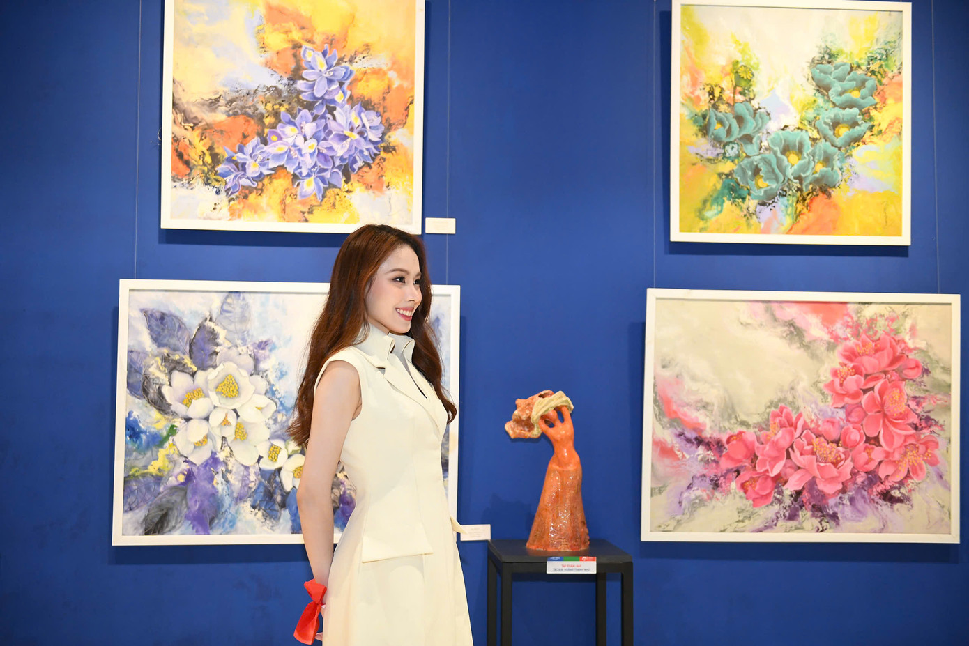 Đây cũng chính là tinh thần của triển lãm nghệ thuật "Phụ nữ và mùa xuân", nơi hội tụ những tác phẩm tôn vinh vẻ đẹp, tình yêu và sức mạnh của người phụ nữ qua góc nhìn hội họa. Không chỉ là một điểm đến tuyệt vời, tái tạo sức khoẻ, Lynn Times Thanh Thuỷ còn là nơi nuôi dưỡng thân - tâm - trí cho tất cả những người ghé đến.