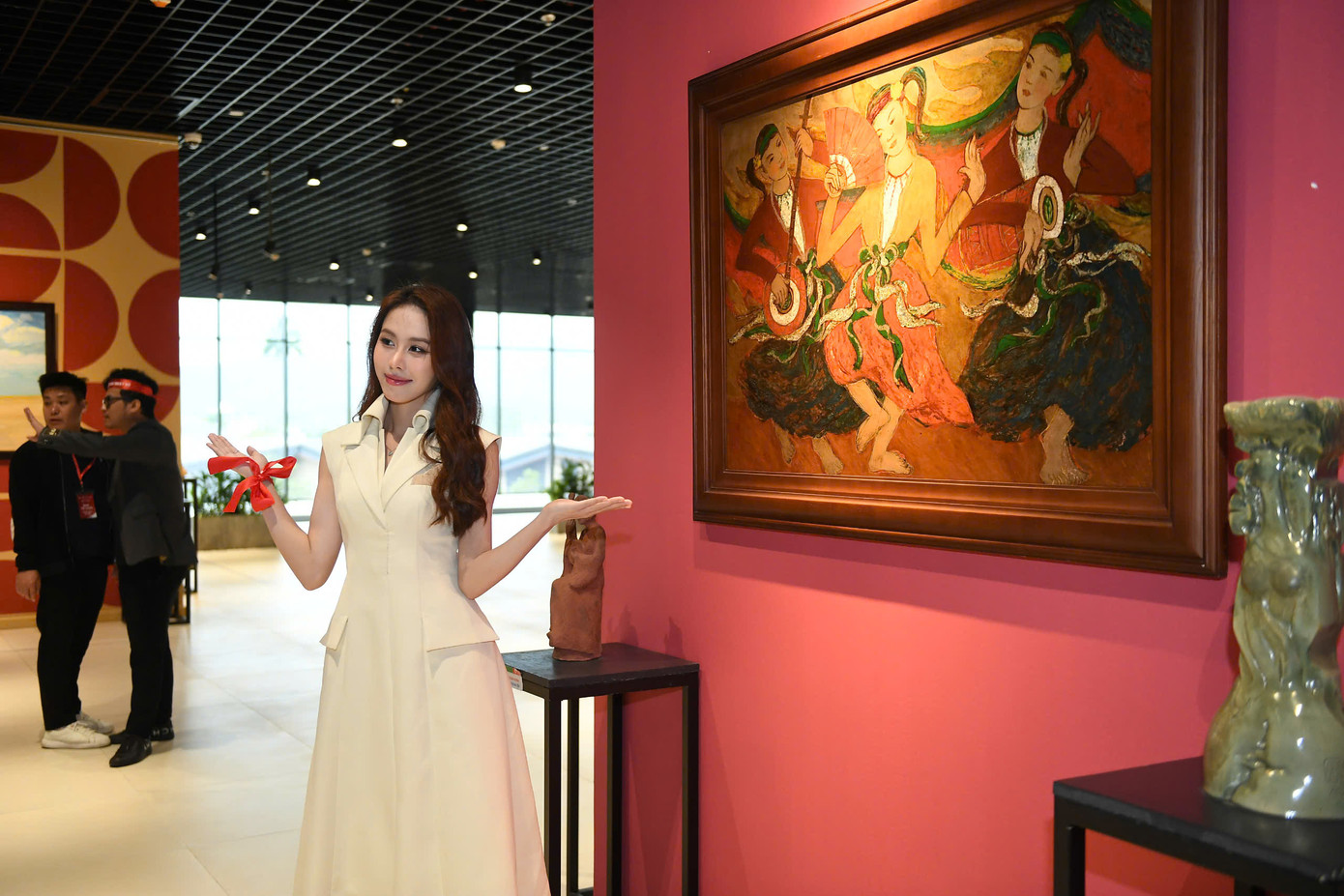 Á Hậu 2 Hoa Hậu Việt Nam 2022 – Á Hậu 2 Hoa Hậu Liên Lục Địa 2023 Lê Nguyễn Ngọc Hằng thích thú trước tác phẩm mang hơi hướng dân gian được thể hiện bằng chất liệu hiện đại.