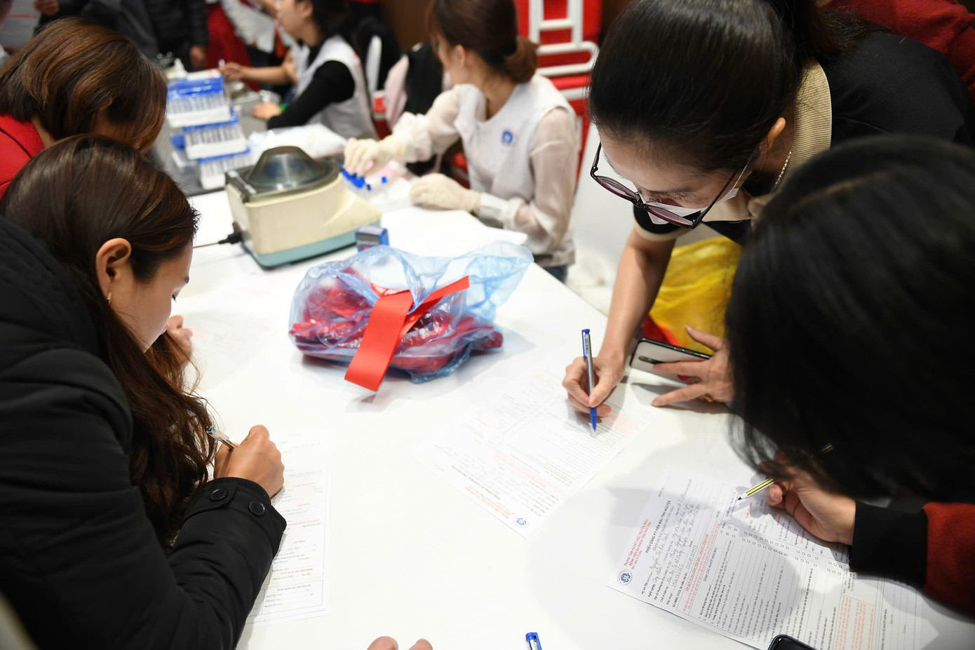 Sự kiện "Giọt hồng cội Việt" thu hút đông đảo các tình nguyện viên, những người sẵn sàng cho đi để mang đến niềm hy vọng cho hàng nghìn bệnh nhân cần máu. Sự kiện "Giọt hồng cội Việt" thu hút đông đảo các tình nguyện viên, những người sẵn sàng cho đi để mang đến niềm hy vọng cho hàng nghìn bệnh nhân cần máu.