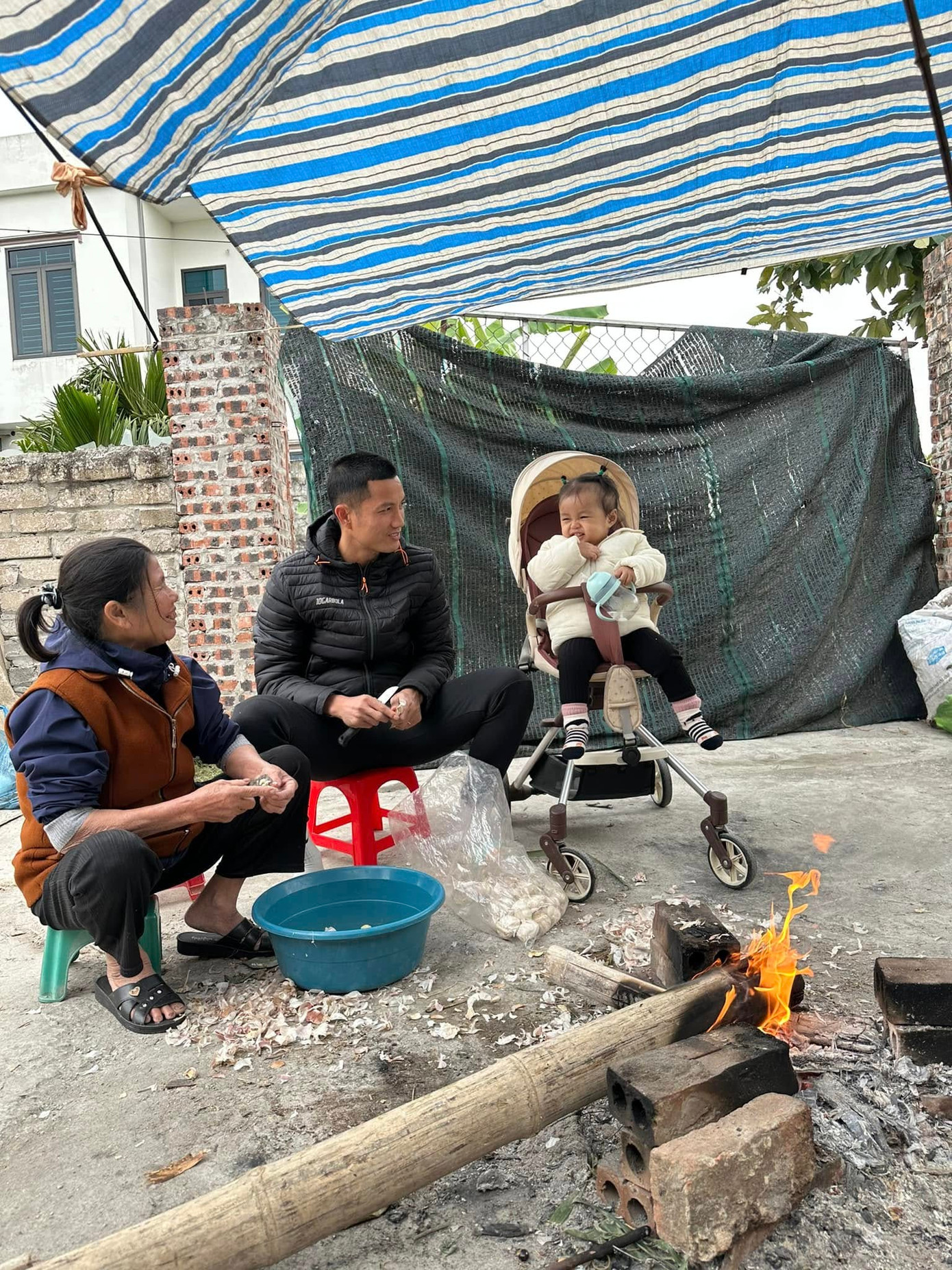 Đình Triệu cùng vợ con về nhà, chuẩn bị đón Tết Ất Tỵ bên mẹ và gia đình. (Ảnh: FBNV)