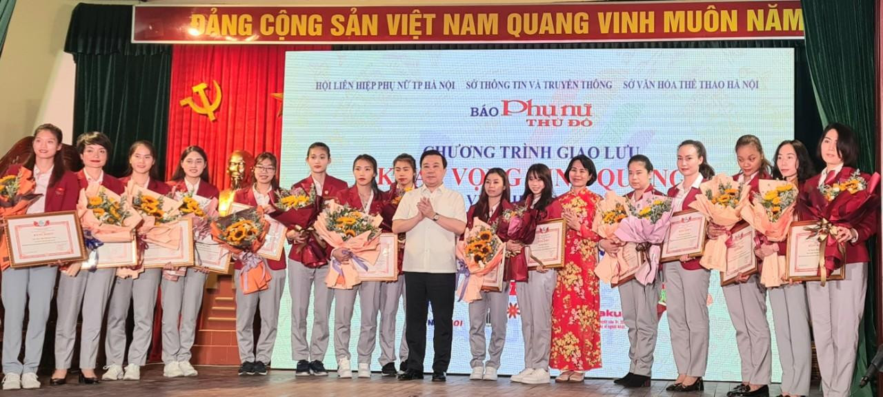 Đồng chí Lê Thị Hoàng Yến, Phó Tổng cục trưởng Tổng cục thể dục thể thao Việt Nam, Bộ Văn hóa Thể thao và Du lịch và đồng chí Chử Xuân Dũng, Thành ủy viên, Phó chủ tịch UBND thành phố Hà Nội, Trưởng Ban tổ chức SEA Games 31 trao Bằng khen cho các VĐV.
