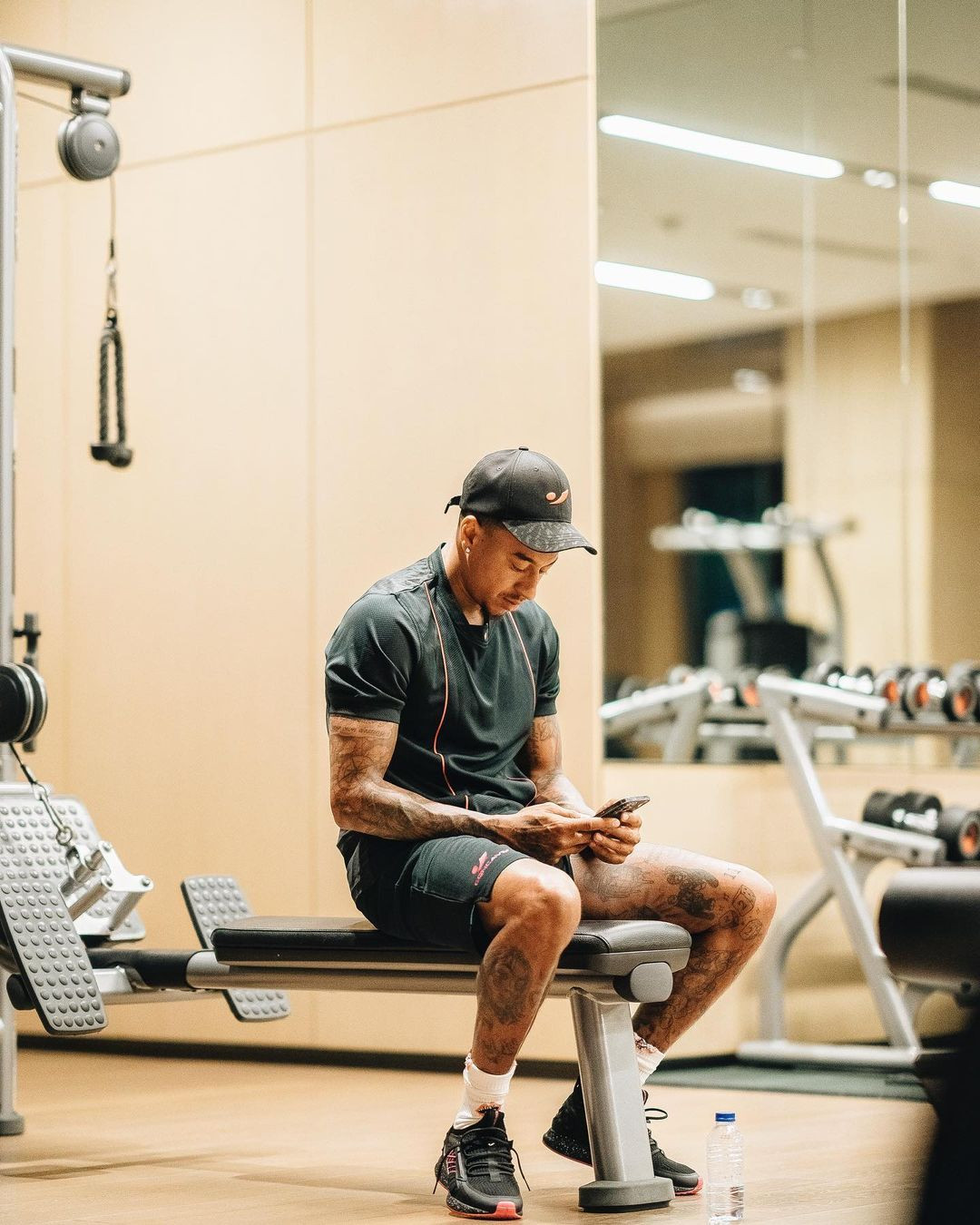 Cựu cầu thủ MU tiếp tục tập luyện một mình và chờ đợi một tin nhắn từ CLB nào đó. Cựu cầu thủ MU tiếp tục tập luyện một mình và chờ đợi một tin nhắn từ CLB nào đó.