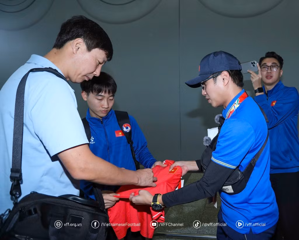 HLV Kim Sang-sik được truyền thông Thái Lan ca ngợi với chiến lược thông minh trong suốt hành trình giải đấu cũng như trận chung kết lượt đi tại Việt Trì. HLV Kim Sang-sik được truyền thông Thái Lan ca ngợi với chiến lược thông minh trong suốt hành trình giải đấu cũng như trận chung kết lượt đi tại Việt Trì.
