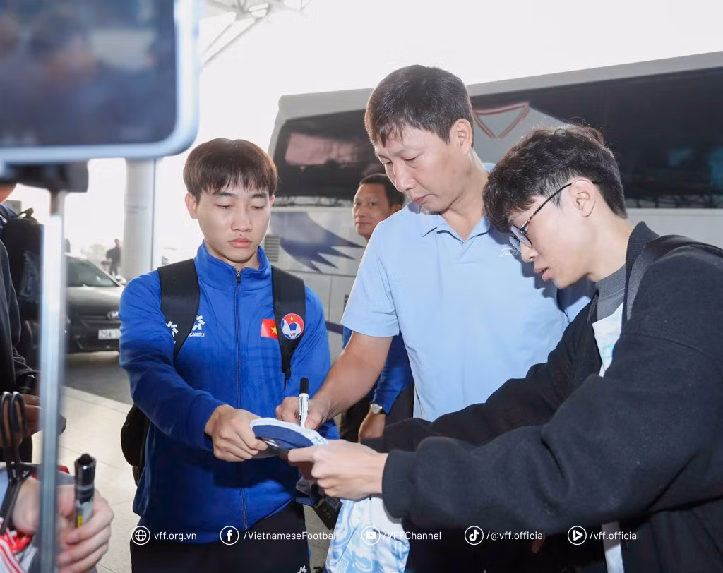 HLV Kim Sang-sik được truyền thông Thái Lan ca ngợi với chiến lược thông minh trong suốt hành trình giải đấu cũng như trận chung kết lượt đi tại Việt Trì. HLV Kim Sang-sik được truyền thông Thái Lan ca ngợi với chiến lược thông minh trong suốt hành trình giải đấu cũng như trận chung kết lượt đi tại Việt Trì.