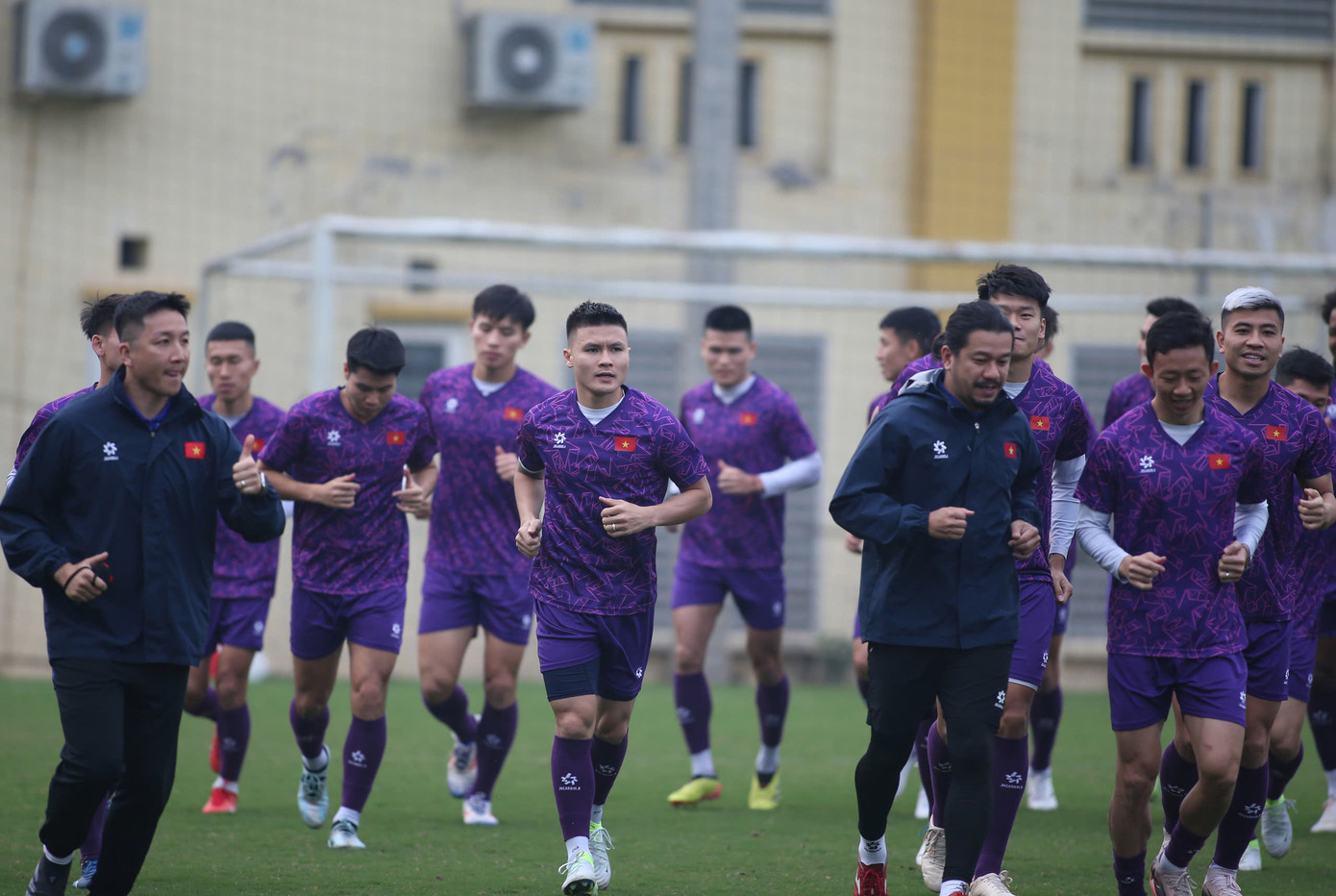 Với chính sách xoay tua của HLV Kim Sang-sik, mọi cầu thủ đều đã được sử dụng, trừ thủ môn số ba Trần Trung Kiên. Điều này giúp các cầu thủ có được thể trạng tốt nhất trong một lịch trình dày, đồng thời mang tới động lực cố gắng để lọt vào đội hình chính. (Ảnh: Anh Thắng) Với chính sách xoay tua của HLV Kim Sang-sik, mọi cầu thủ đều đã được sử dụng, trừ thủ môn số ba Trần Trung Kiên. Điều này giúp các cầu thủ có được thể trạng tốt nhất trong một lịch trình dày, đồng thời mang tới động lực cố gắng để lọt vào đội hình chính. (Ảnh: Anh Thắng)