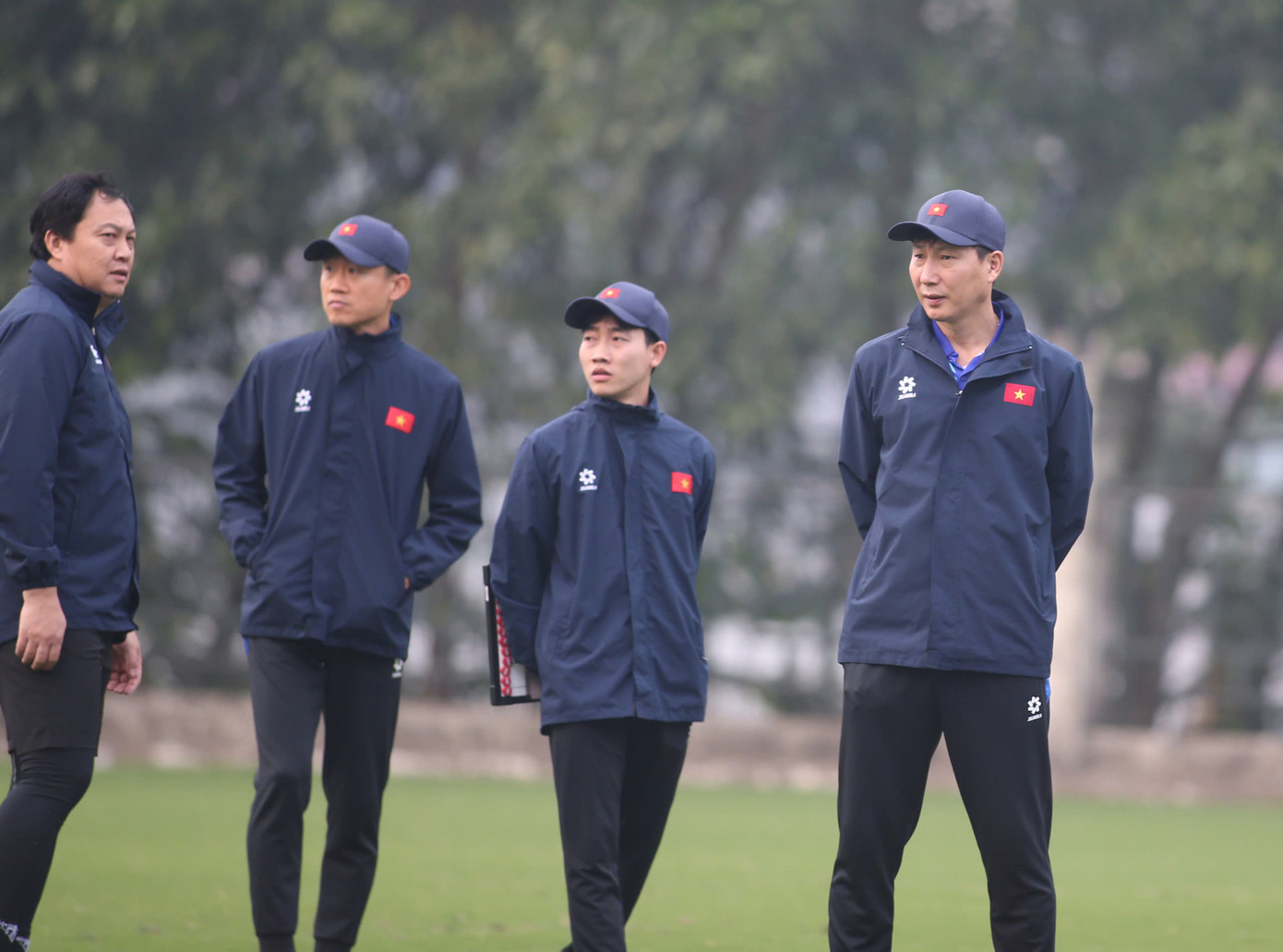 HLV Kim Sang-sik cùng các thành viên trong Ban huấn luyện sẽ phải lên kế hoạch kỹ lưỡng nhằm hóa giải sức mạnh công phá của Thái Lan. (Ảnh: Anh Thắng) HLV Kim Sang-sik cùng các thành viên trong Ban huấn luyện sẽ phải lên kế hoạch kỹ lưỡng nhằm hóa giải sức mạnh công phá của Thái Lan. (Ảnh: Anh Thắng)