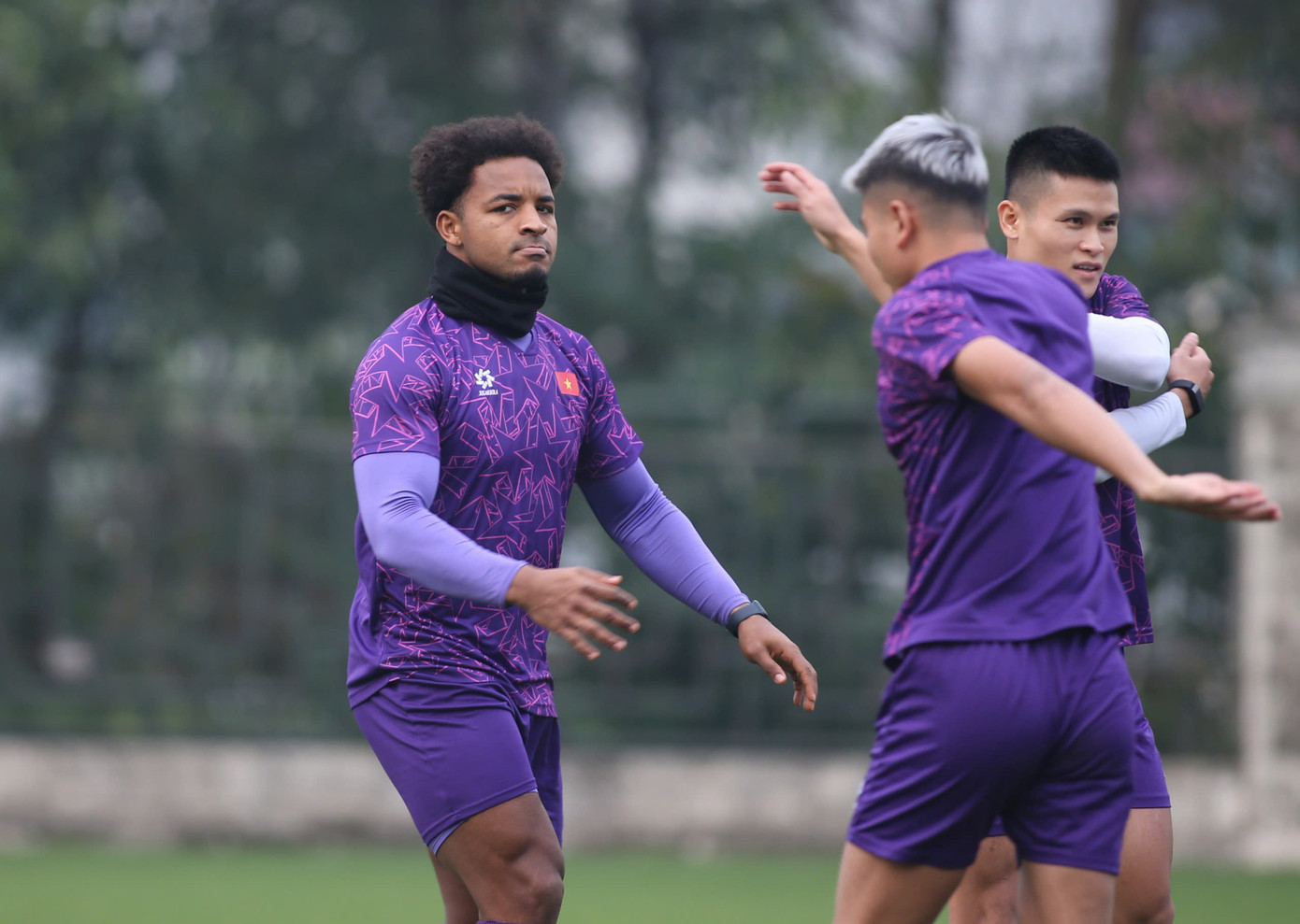 Anh cũng đã có cho mình 5 bàn thắng để dẫn đầu danh sách Vua phá lưới. Lẽ ra Xuân Son có thể nâng cao thành tích nhưng anh đã nhường Tiến Linh sút hai quả phạt đền trong hai trận qua. Như anh nói, nhằm gia tăng tình đoàn kết trong đội. (Ảnh: Anh Thắng) Anh cũng đã có cho mình 5 bàn thắng để dẫn đầu danh sách Vua phá lưới. Lẽ ra Xuân Son có thể nâng cao thành tích nhưng anh đã nhường Tiến Linh sút hai quả phạt đền trong hai trận qua. Như anh nói, nhằm gia tăng tình đoàn kết trong đội. (Ảnh: Anh Thắng)