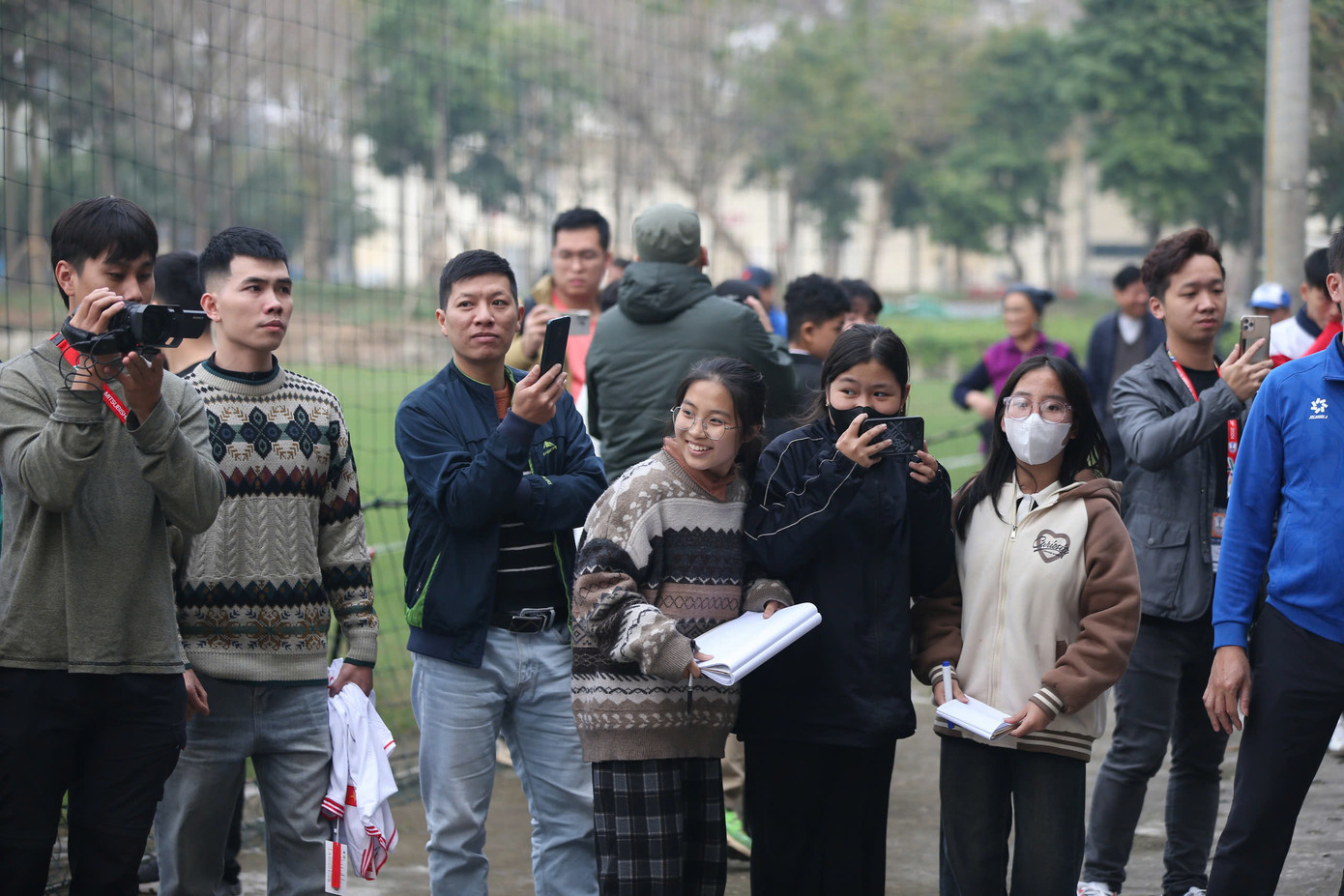 Buổi tập của đội tuyển Việt Nam luôn thu hút đông đảo giới truyền thông cũng như người hâm mộ Phú Thọ. Người dân thường tới xem khá đông, bên cạnh các bạn trẻ chờ đợi những tuyển thủ để xin chữ ký. Họ đang hy vọng vào màn trình diễn bùng nổ của Những chiến binh Sao vàng vào tối ngày 2/1/2025 tại sân Việt Trì. (Ảnh: Anh Thắng) Buổi tập của đội tuyển Việt Nam luôn thu hút đông đảo giới truyền thông cũng như người hâm mộ Phú Thọ. Người dân thường tới xem khá đông, bên cạnh các bạn trẻ chờ đợi những tuyển thủ để xin chữ ký. Họ đang hy vọng vào màn trình diễn bùng nổ của Những chiến binh Sao vàng vào tối ngày 2/1/2025 tại sân Việt Trì. (Ảnh: Anh Thắng)