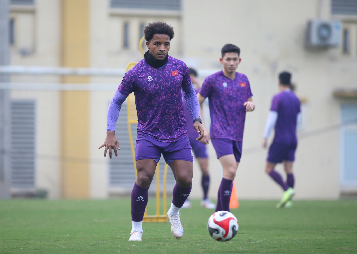 Sau trận bán kết lượt về với Singapore, Xuân Son khiến người hâm mộ lo lắng khi có dấu hiệu đau nhẹ ở bắp đùi trái. Anh thường xoa đùi ở buổi tập thả lỏng ngày 30/12. (Ảnh: Anh Thắng) Sau trận bán kết lượt về với Singapore, Xuân Son khiến người hâm mộ lo lắng khi có dấu hiệu đau nhẹ ở bắp đùi trái. Anh thường xoa đùi ở buổi tập thả lỏng ngày 30/12. (Ảnh: Anh Thắng)