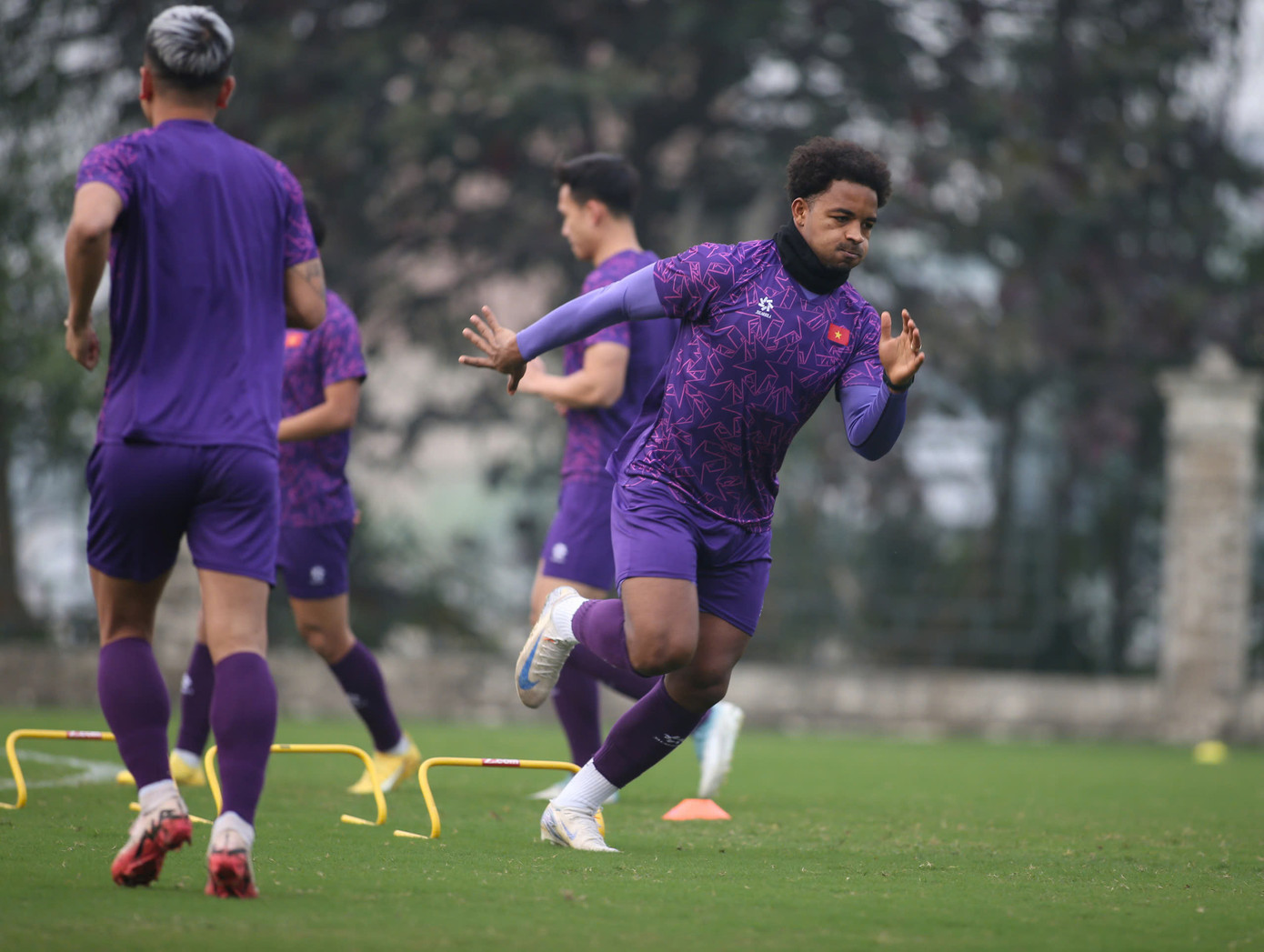 Tuy nhiên chiều 31/12, tiền đạo 27 tuổi đã hoàn toàn khỏe mạnh. Như thường lệ, anh hoàn thành tốt giáo án tập luyện và sẵn sàng cho trận đấu với Thái Lan. (Ảnh: Anh Thắng) Tuy nhiên chiều 31/12, tiền đạo 27 tuổi đã hoàn toàn khỏe mạnh. Như thường lệ, anh hoàn thành tốt giáo án tập luyện và sẵn sàng cho trận đấu với Thái Lan. (Ảnh: Anh Thắng)