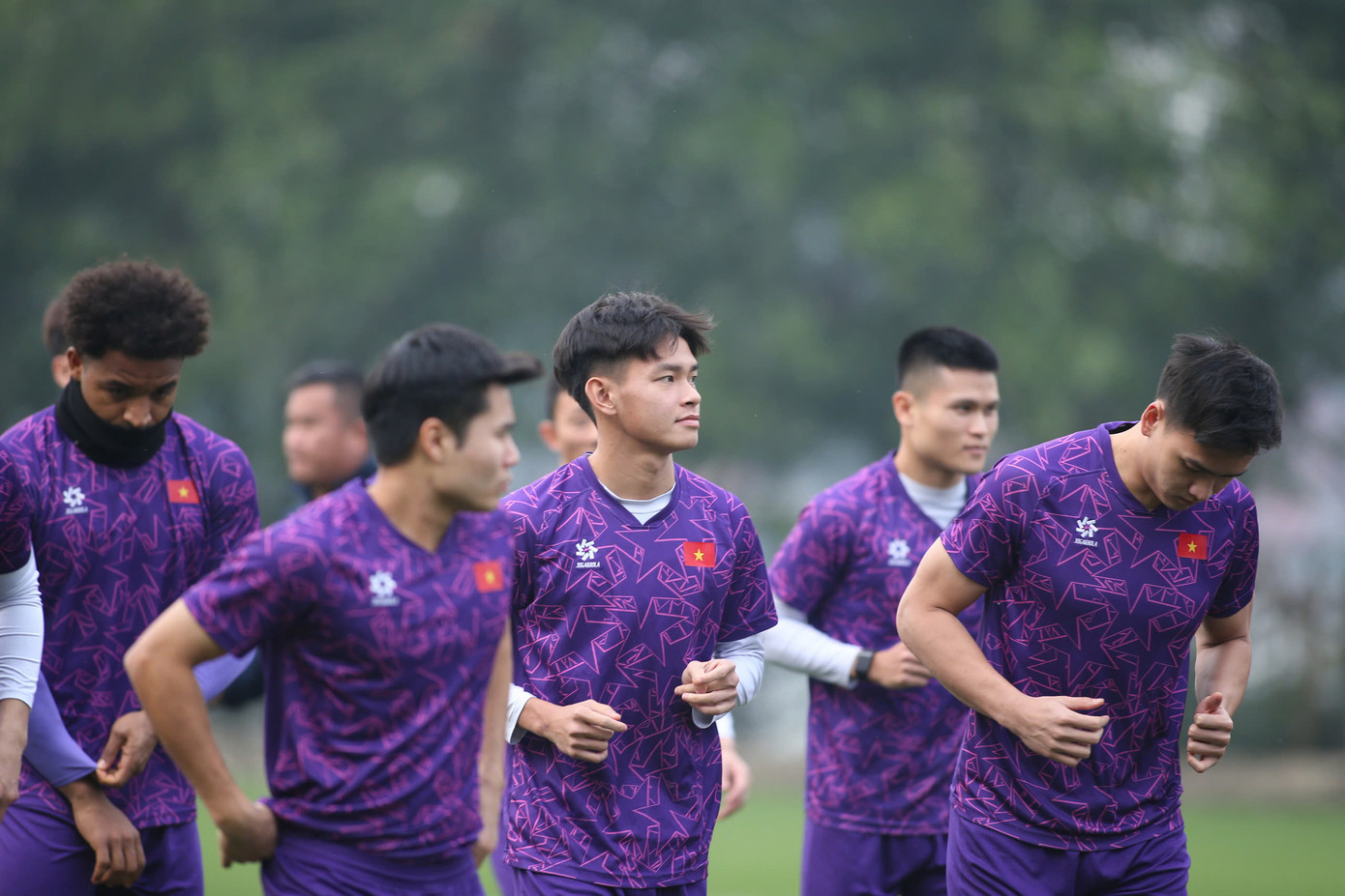 Trên hàng công, Vĩ Hào là cái tên thường xuyên được sử dụng thay vì Tuấn Hải. Theo HLV người Hàn Quốc, Tuấn Hải thể hiện tốt ở các bài tập nhưng cũng có nhiều cầu thủ khác luôn trong tư thế sẵn sàng. Ông cũng bỏ ngỏ khả năng điền tên Tuấn Hải trong trận chung kết. (Ảnh: Anh Thắng) Trên hàng công, Vĩ Hào là cái tên thường xuyên được sử dụng thay vì Tuấn Hải. Theo HLV người Hàn Quốc, Tuấn Hải thể hiện tốt ở các bài tập nhưng cũng có nhiều cầu thủ khác luôn trong tư thế sẵn sàng. Ông cũng bỏ ngỏ khả năng điền tên Tuấn Hải trong trận chung kết. (Ảnh: Anh Thắng)