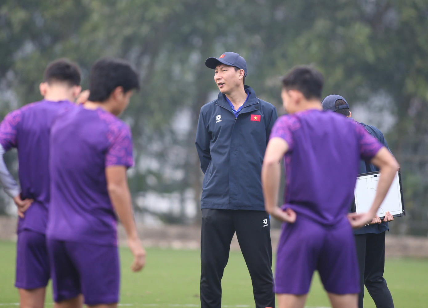 Cách đây ít ngày, HLV 48 tuổi cho biết dù gặp Thái Lan hay Philippines, ĐT Việt Nam cũng sẵn sàng chiến đấu. "Chúng tôi sẽ có đấu pháp phù hợp để giành kết quả tốt nhất, không quan trọng đối thủ là ai", ông tuyên bố. (Ảnh: Anh Thắng) Cách đây ít ngày, HLV 48 tuổi cho biết dù gặp Thái Lan hay Philippines, ĐT Việt Nam cũng sẵn sàng chiến đấu. "Chúng tôi sẽ có đấu pháp phù hợp để giành kết quả tốt nhất, không quan trọng đối thủ là ai", ông tuyên bố. (Ảnh: Anh Thắng)