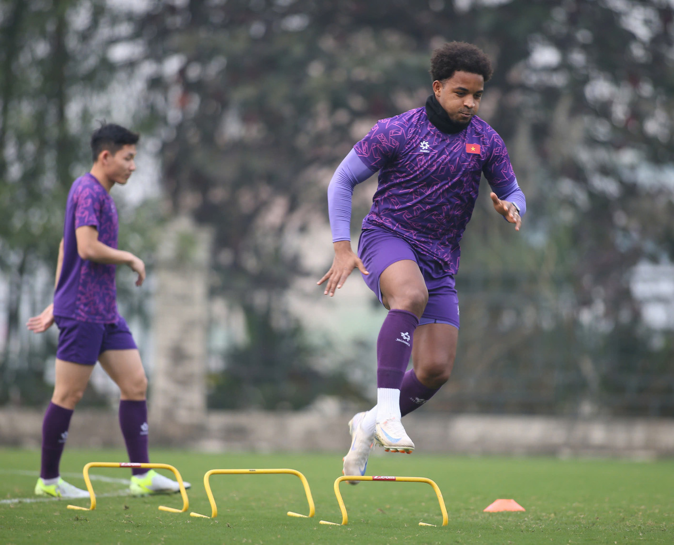 Tuy nhiên chiều 31/12, tiền đạo 27 tuổi đã hoàn toàn khỏe mạnh. Như thường lệ, anh hoàn thành tốt giáo án tập luyện và sẵn sàng cho trận đấu với Thái Lan. (Ảnh: Anh Thắng) Tuy nhiên chiều 31/12, tiền đạo 27 tuổi đã hoàn toàn khỏe mạnh. Như thường lệ, anh hoàn thành tốt giáo án tập luyện và sẵn sàng cho trận đấu với Thái Lan. (Ảnh: Anh Thắng)