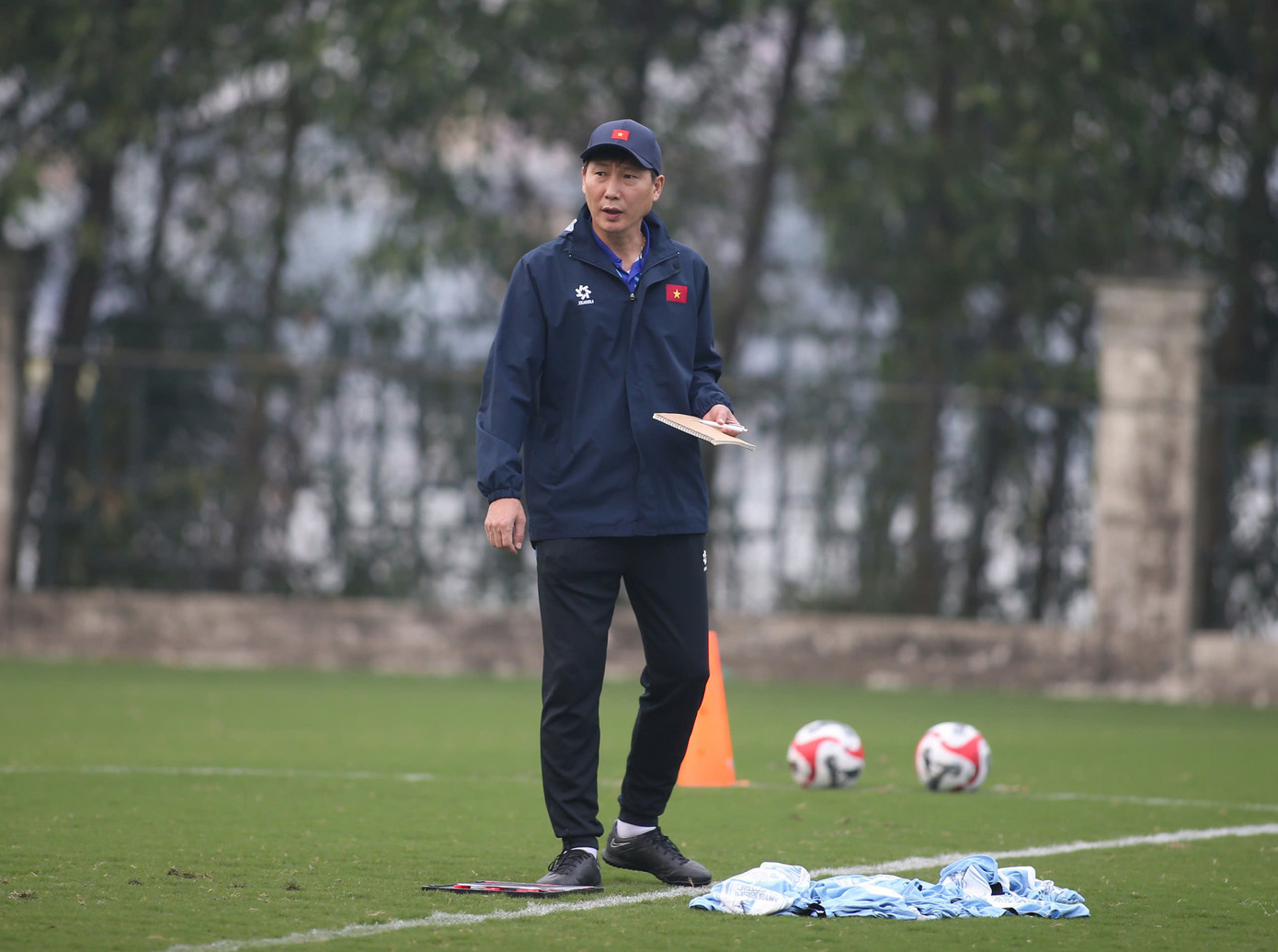 HLV Kim Sang-sik cũng khẳng định "đánh cược sự nghiệp của mình ở AFF Cup 2024". Vì vậy, chúng ta tin đội tuyển sẽ có sự chuẩn bị tốt nhất, với tinh thần quyết tâm cao nhất cho trận đấu với Thái Lan. (Ảnh: Anh Thắng) HLV Kim Sang-sik cũng khẳng định "đánh cược sự nghiệp của mình ở AFF Cup 2024". Vì vậy, chúng ta tin đội tuyển sẽ có sự chuẩn bị tốt nhất, với tinh thần quyết tâm cao nhất cho trận đấu với Thái Lan. (Ảnh: Anh Thắng)
