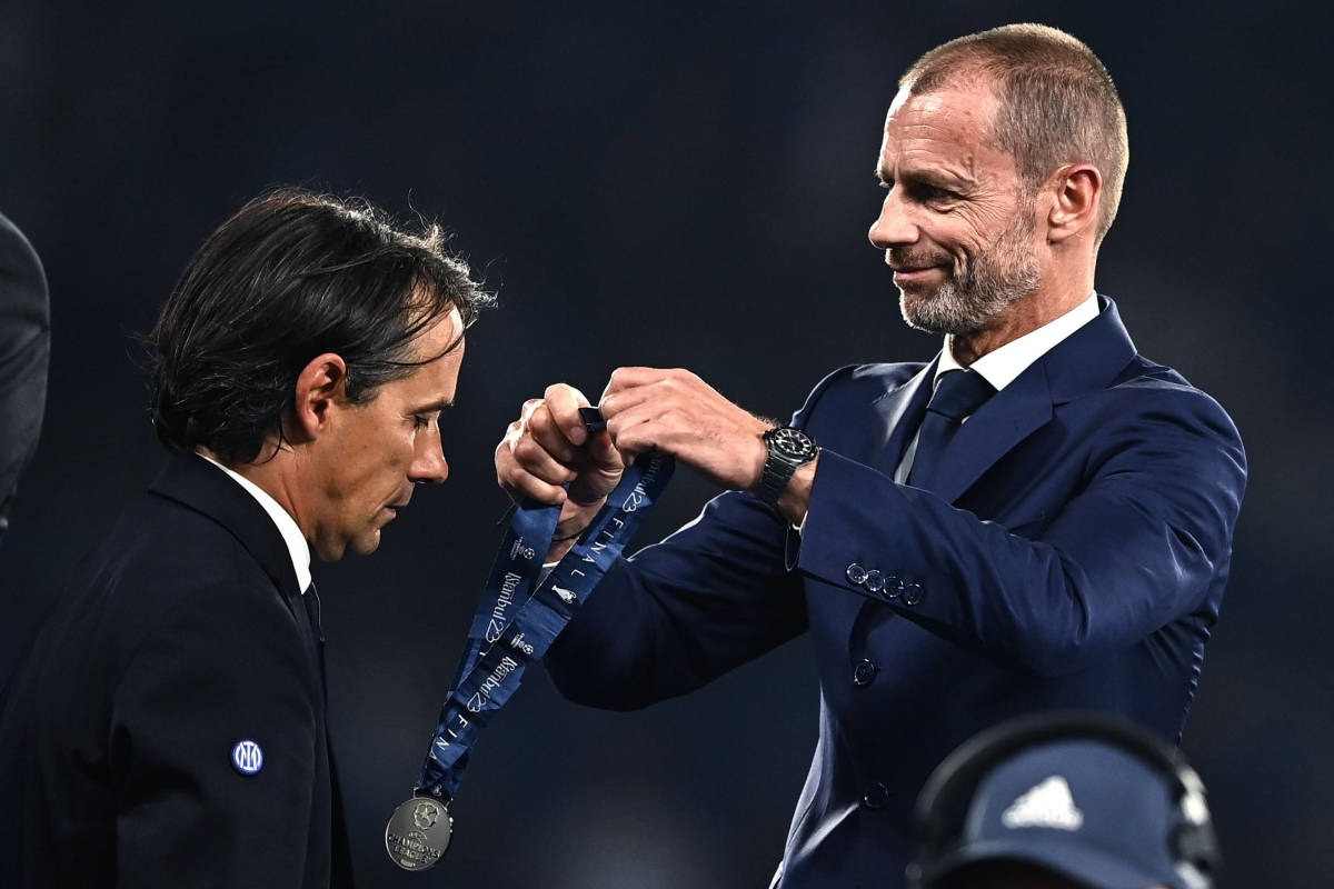 Simone Inzaghi buồn bã nhận tấm huy chương bạc sau đêm chung kết Champions League 2022/23 với Man City.