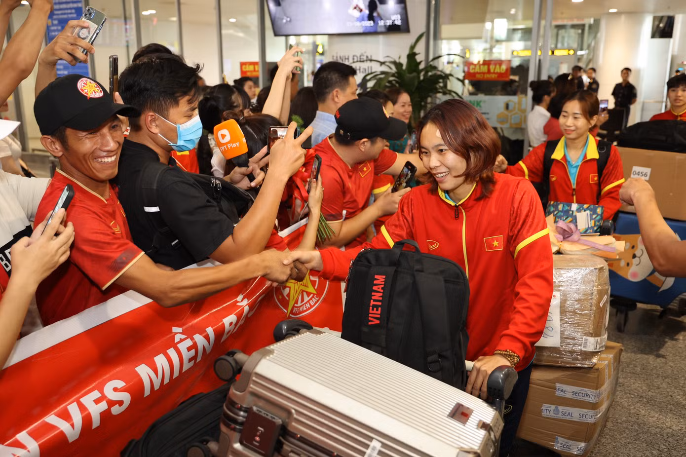 Mừng về nhà, các cô gái kim cương! ảnh 72