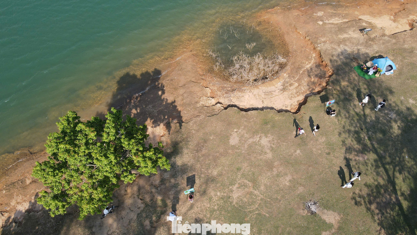 Tuy du khách tới khá đông, nhưng khung cảnh vẫn khá hoang sơ, tương tự những điểm đến lân cận như thác Chênh Vênh, đỉnh Cu Vơ, hồ &quot;Tuyệt tình cốc&quot; hay rừng sau sau mùa thay lá.