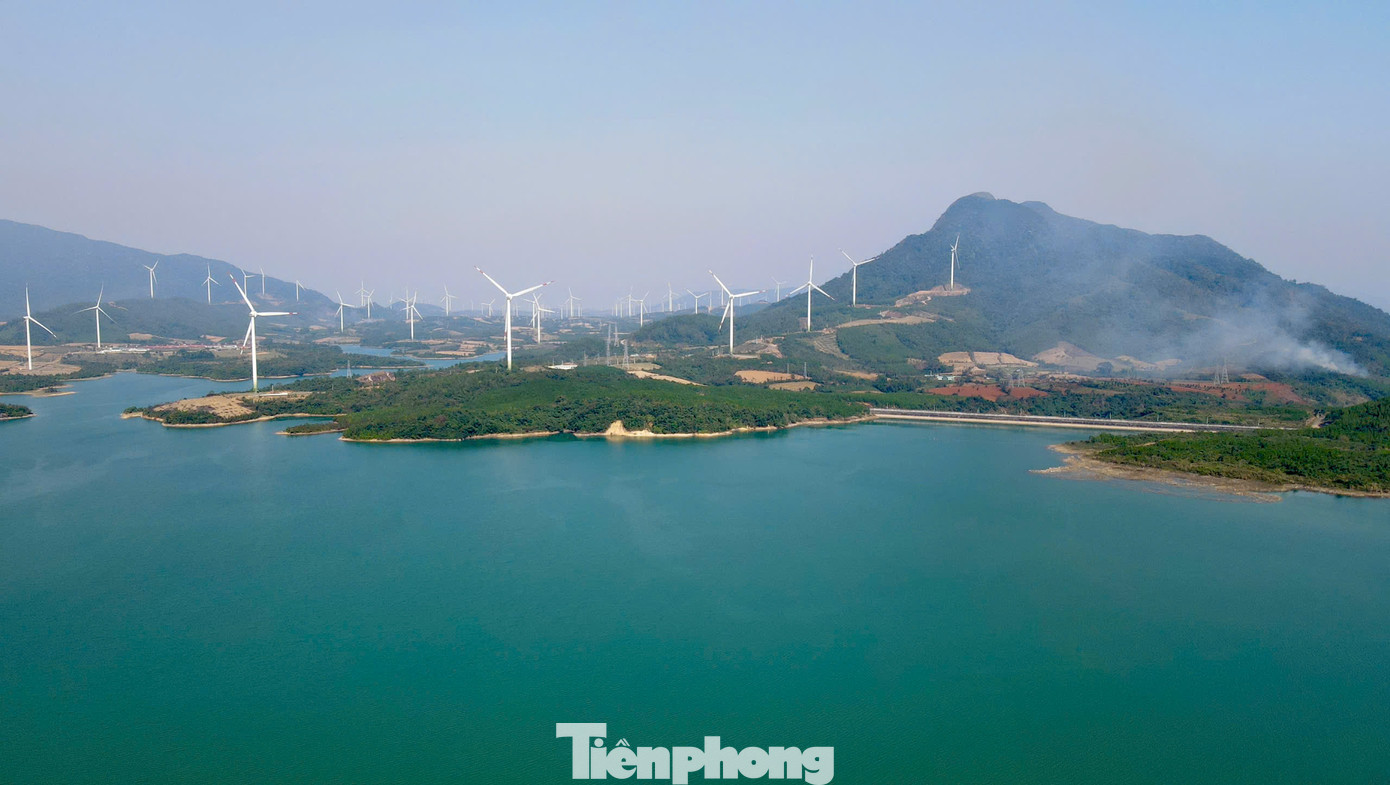 Cánh đồng điện gió đi vào hoạt động từ cuối năm 2021 với tổng công suất hơn 670 MW cũng tạo nên khung cảnh hùng vỹ ở hồ Rào Quán, trở thành điểm săn mây, chụp ảnh lý thú của nhiều bạn trẻ.