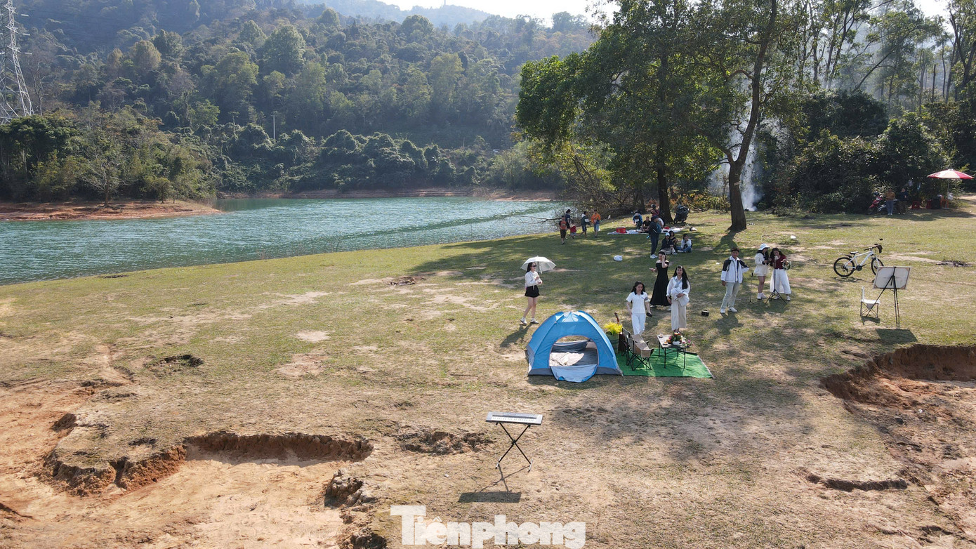 Không chỉ cuối tuần, vào những ngày thường, khu vực quanh &quot;cây cô đơn&quot; trở thành điểm đến yêu thích của các bạn trẻ. Ngoài thanh niên Hướng Hóa, các du khách từ mọi miền đất nước khi ghé thăm Quảng Trị đều muốn &quot;check-in&quot; tại đây.
