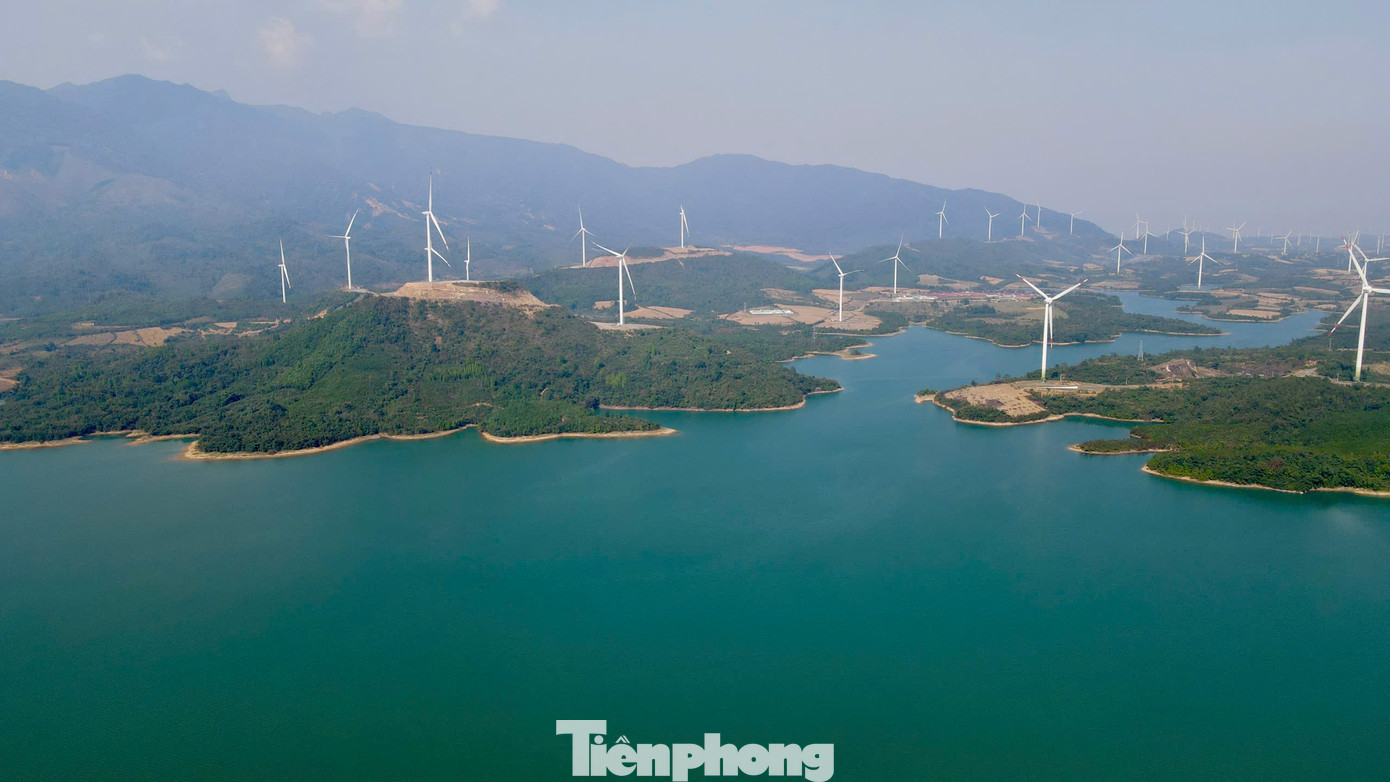 Cánh đồng điện gió đi vào hoạt động từ cuối năm 2021 với tổng công suất hơn 670 MW cũng tạo nên khung cảnh hùng vỹ ở hồ Rào Quán, trở thành điểm săn mây, chụp ảnh lý thú của nhiều bạn trẻ.