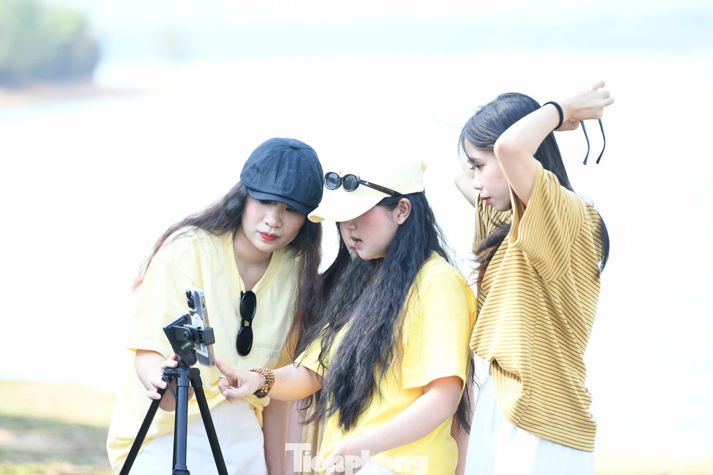 Ngắm hồ nước trong xanh, tận hưởng những ngọn gió mát lành và chiêm ngưỡng hoàng hôn hay đón bình minh là những trải nghiệm không thể nào quên. Như các bạn trẻ say sưa chụp hình tại đây nói, "tất cả tạo thành liều thuốc chữa lành tâm hồn".