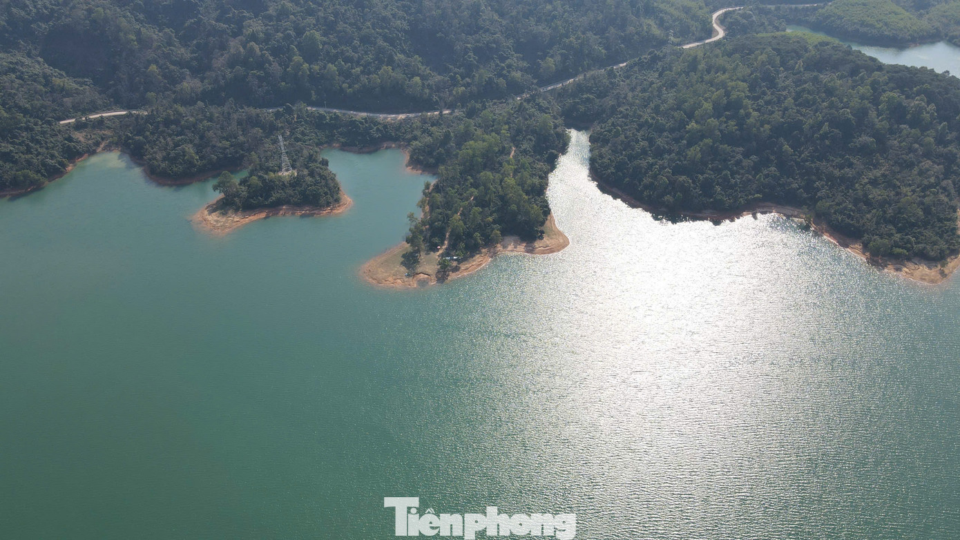 Được biết đến là vùng đất khắc nghiệt với “gió Lào, cát trắng” nhưng Quảng Trị cũng được thiên nhiên ban tặng nhiều danh lam thắng cảnh đa dạng, từ rừng núi, động, thác đến sông, hồ, biển, đảo…