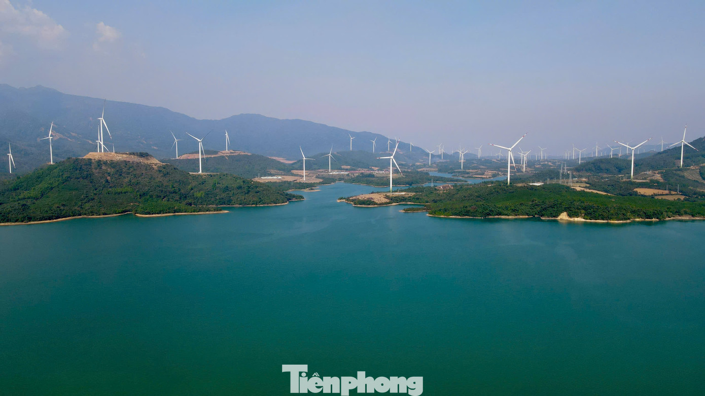 Cánh đồng điện gió đi vào hoạt động từ cuối năm 2021 với tổng công suất hơn 670 MW cũng tạo nên khung cảnh hùng vỹ ở hồ Rào Quán, trở thành điểm săn mây, chụp ảnh lý thú của nhiều bạn trẻ.