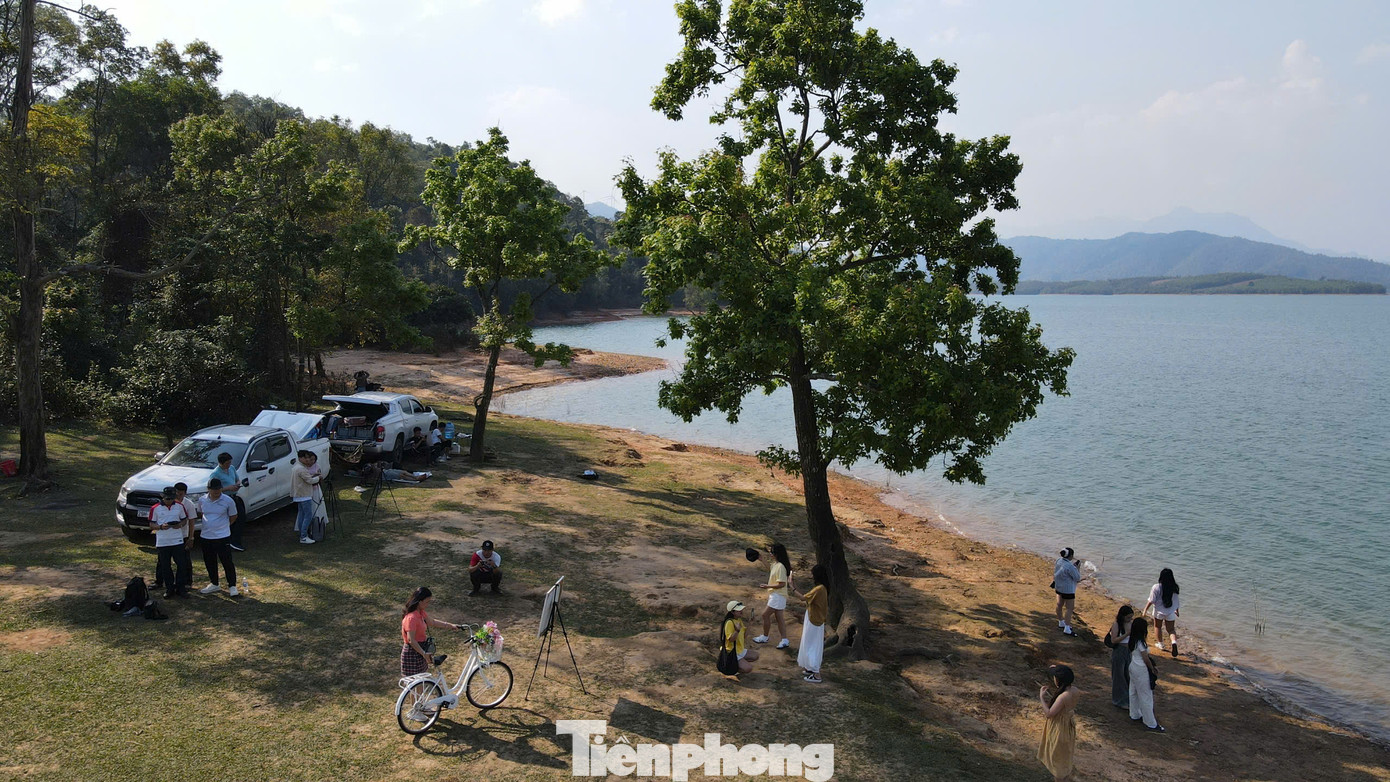 Ngắm hồ nước trong xanh, tận hưởng những ngọn gió mát lành và chiêm ngưỡng hoàng hôn hay đón bình minh là những trải nghiệm không thể nào quên. Như các bạn trẻ say sưa chụp hình tại đây nói, "tất cả tạo thành liều thuốc chữa lành tâm hồn".