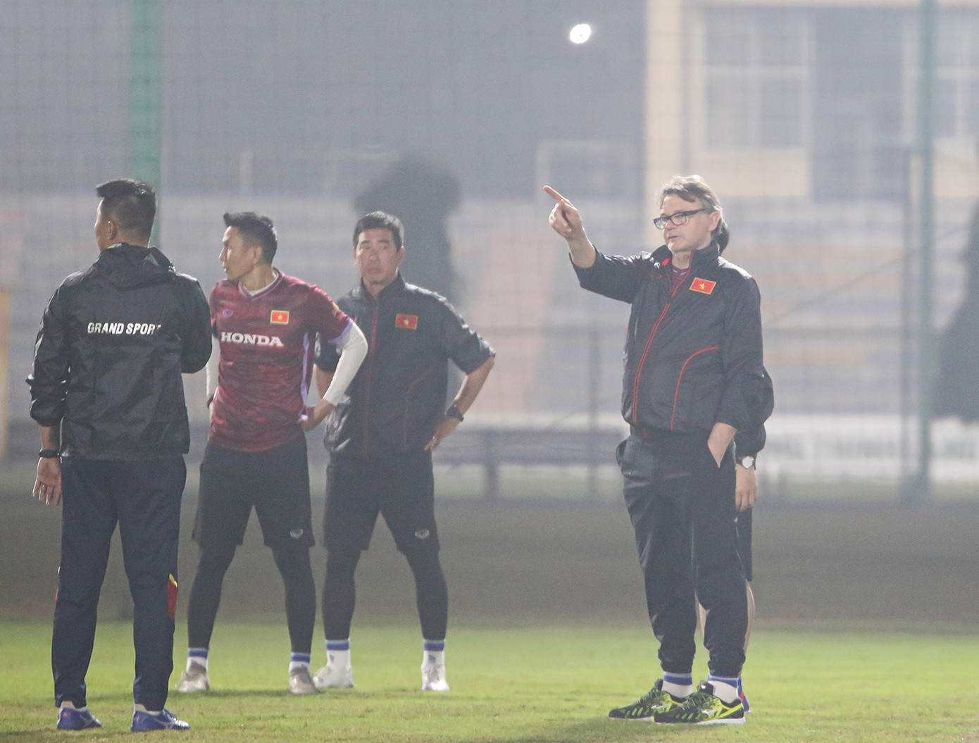 HLV Troussier không ngừng đưa ra các chỉ dẫn, cả cho Ban huấn luyện và các cầu thủ. (Ảnh: Hiếu Chelsea) HLV Troussier không ngừng đưa ra các chỉ dẫn, cả cho Ban huấn luyện và các cầu thủ. (Ảnh: Hiếu Chelsea)