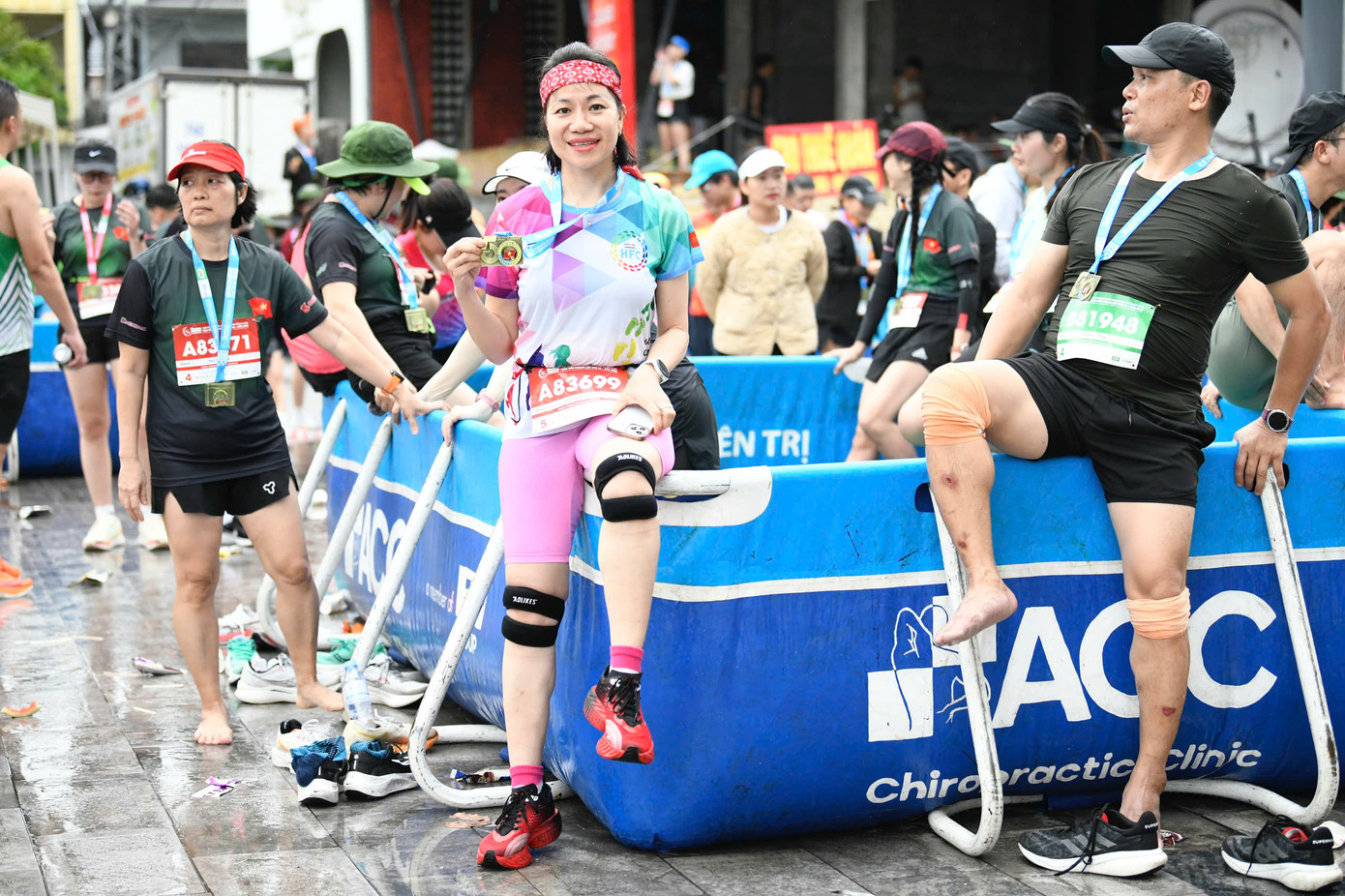 Vừa phục hồi bên bồn ngâm, họ vừa khoe thành quả nhận được sau buổi sáng đáng nhớ.