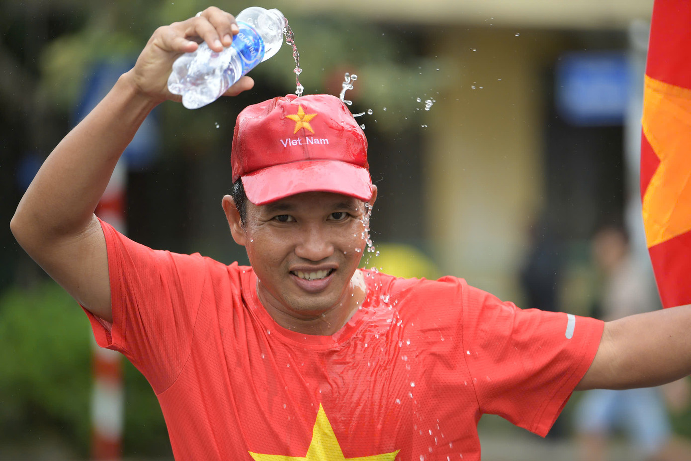 Những cung đường với các con dốc đầy thách thức, trời mưa, đường trơn cũng không thể cản bước các runner. Họ vẫn chạy với nụ cười rạng rỡ.