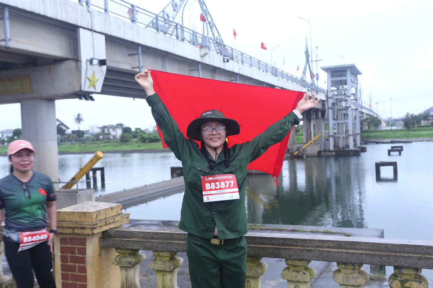 Áo đấu màu xanh cùng chiếc mũ tai bèo khiến cuộc đua Tiền Phong Marathon 2025 như tái hiện hình ảnh các chiến sỹ giải phóng năm xưa, xẻ dọc Trường Sơn đi cứu nước.