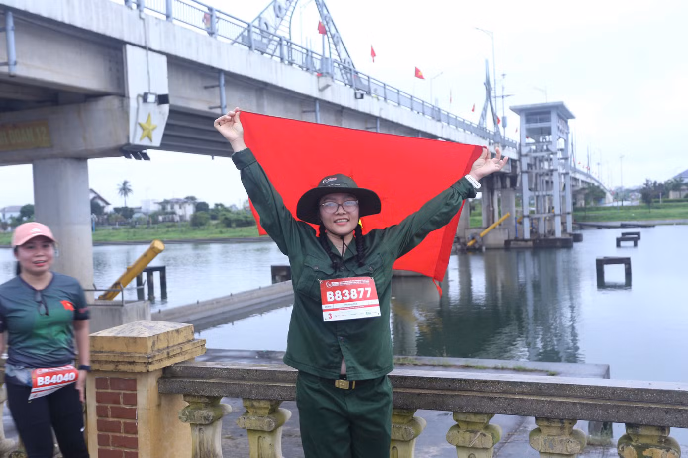 Áo đấu màu xanh cùng chiếc mũ tai bèo khiến cuộc đua Tiền Phong Marathon 2025 như tái hiện hình ảnh các chiến sỹ giải phóng năm xưa, xẻ dọc Trường Sơn đi cứu nước.