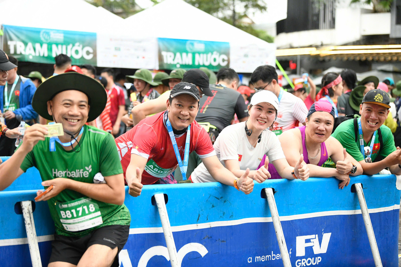 Khi về đích, trên tay họ là tấm huy chương hoàn thành cự ly độc đáo của Tiền Phong Marathon 2025.