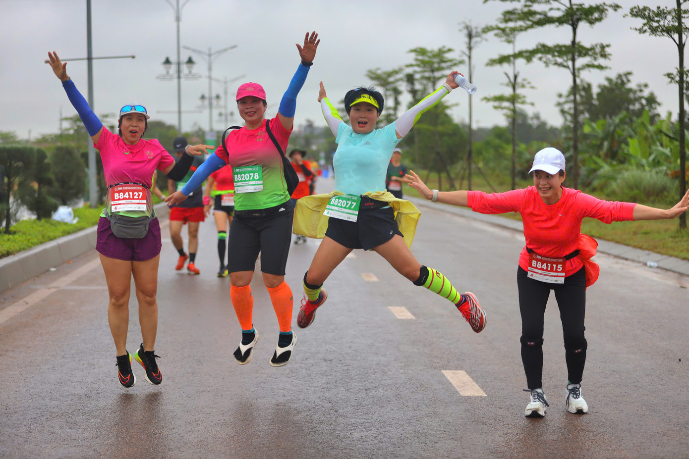 Tất cả hòa chung vào bầu không khí sôi động, biến Tiền Phong Marathon 2025 thành một ngày hội thực sự trên mảnh đất Quảng Trị anh hùng. Tất cả hòa chung vào bầu không khí sôi động, biến Tiền Phong Marathon 2025 thành một ngày hội thực sự trên mảnh đất Quảng Trị anh hùng.