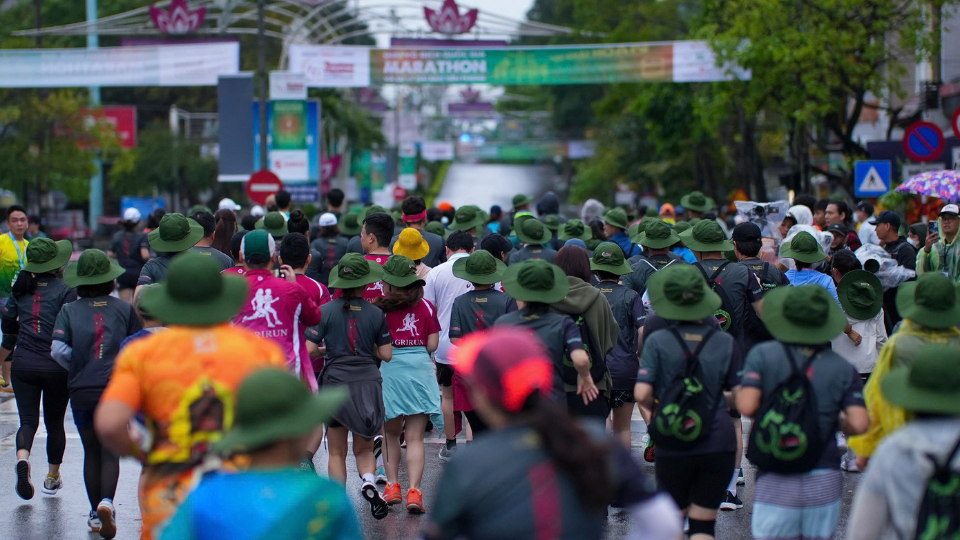 Thêm nữa, Tiền Phong Marathon cũng thổi bùng lòng yêu nước và niềm tự hào dân tộc. Năm nay tại Quảng Trị, chiếc mũ tai bèo của các chiến sỹ giải phóng trở thành điểm nhấn độc đáo. Thêm nữa, Tiền Phong Marathon cũng thổi bùng lòng yêu nước và niềm tự hào dân tộc. Năm nay tại Quảng Trị, chiếc mũ tai bèo của các chiến sỹ giải phóng trở thành điểm nhấn độc đáo.