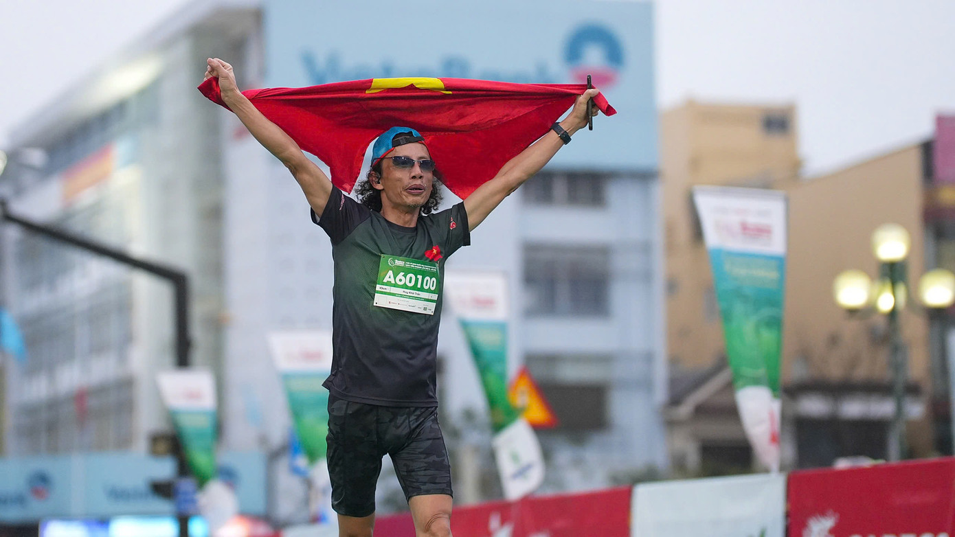 Áo đấu màu xanh cùng chiếc mũ tai bèo khiến cuộc đua Tiền Phong Marathon 2025 như tái hiện hình ảnh các chiến sỹ giải phóng năm xưa, xẻ dọc Trường Sơn đi cứu nước.