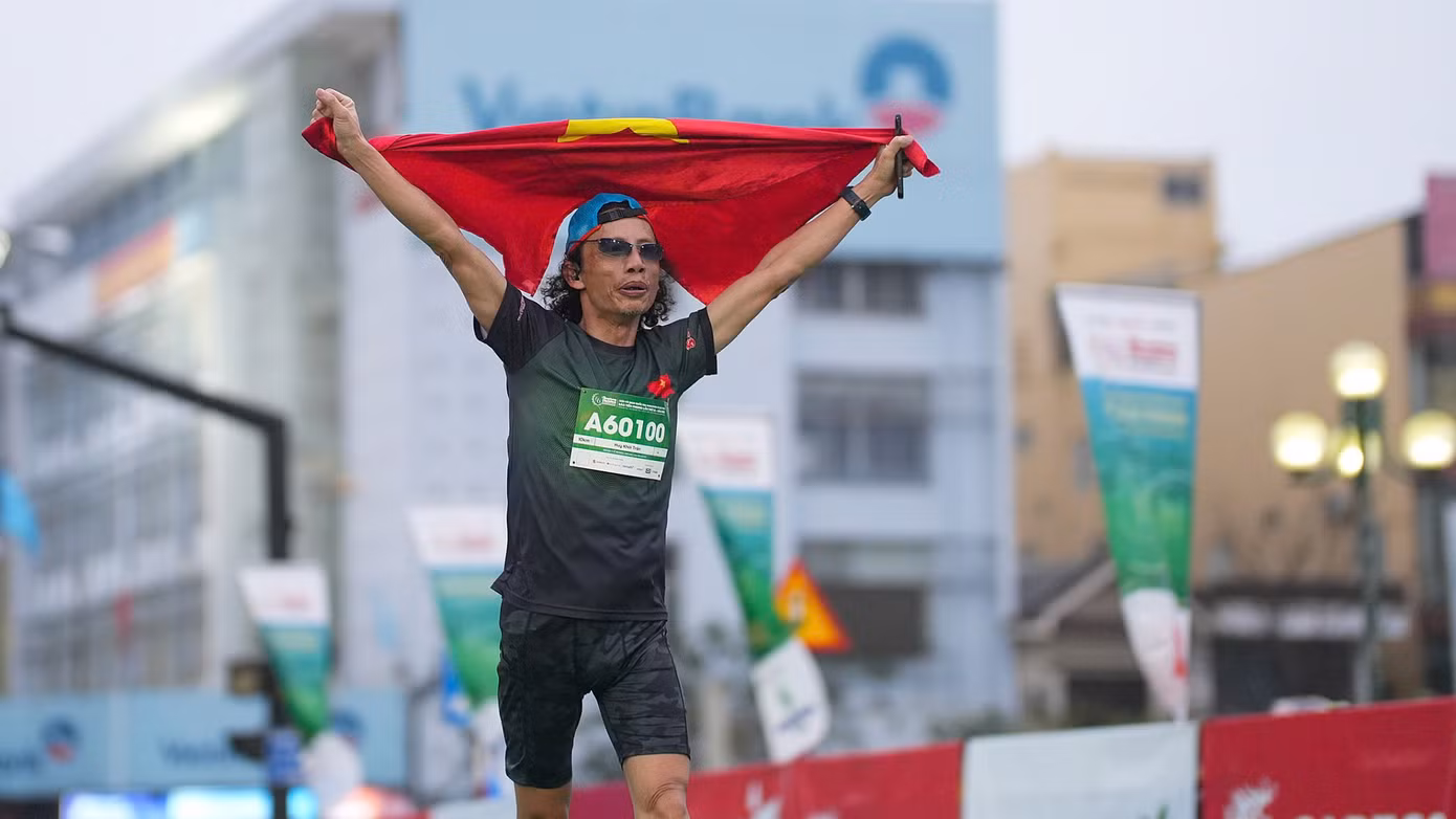 Áo đấu màu xanh cùng chiếc mũ tai bèo khiến cuộc đua Tiền Phong Marathon 2025 như tái hiện hình ảnh các chiến sỹ giải phóng năm xưa, xẻ dọc Trường Sơn đi cứu nước.