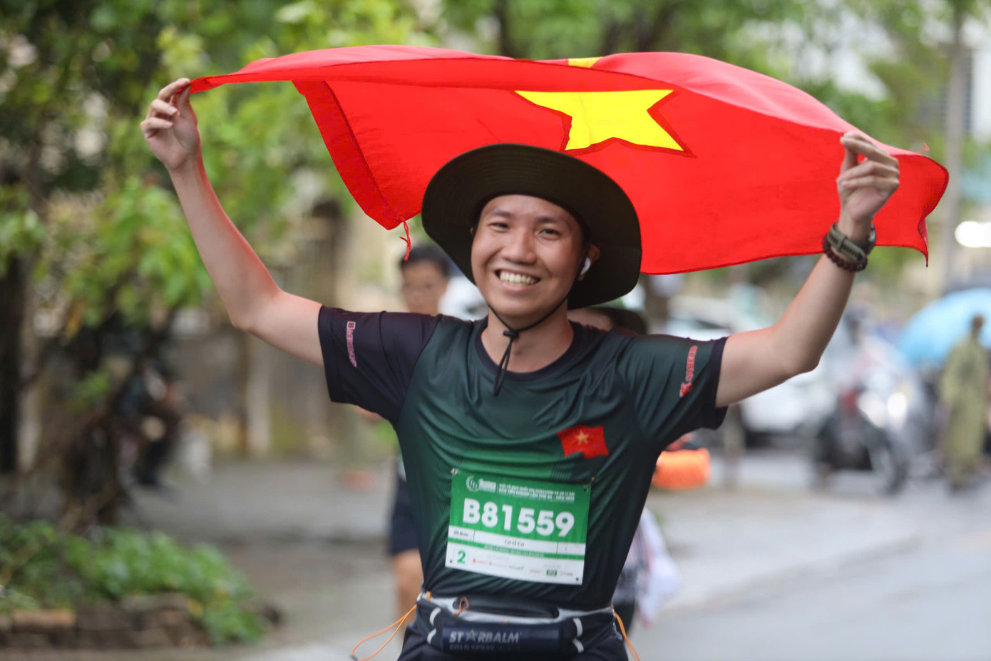 Cờ Tổ quốc luôn đồng hành cùng các runner trên các cung đường chạy ở miền đất thiêng Quảng Trị.