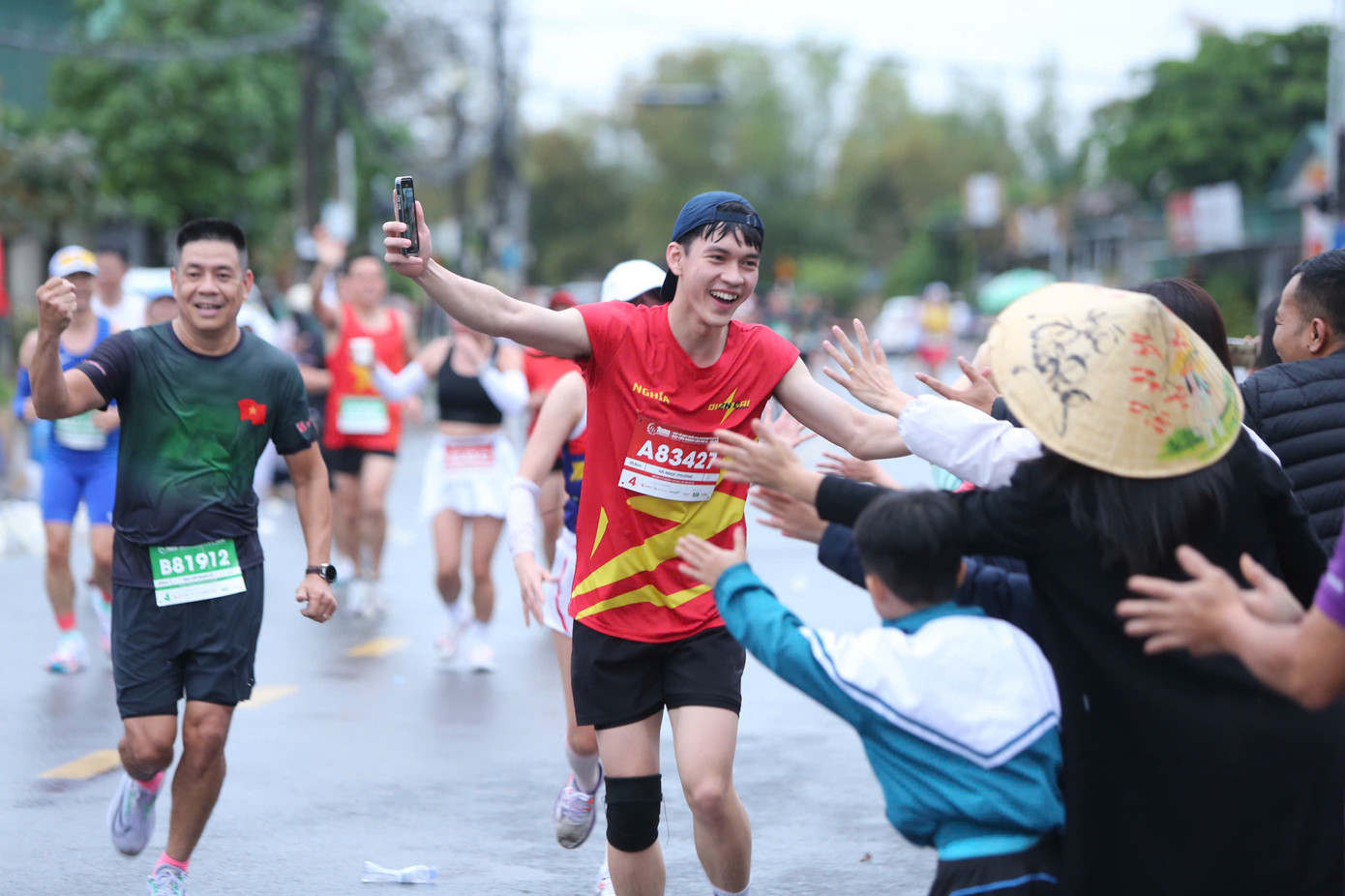 Khi đêm tối lui dần, người dân ra cổ vũ ngày càng nhiều, mang lại sự động viên lớn cho những runner. Khi đêm tối lui dần, người dân ra cổ vũ ngày càng nhiều, mang lại sự động viên lớn cho những runner.