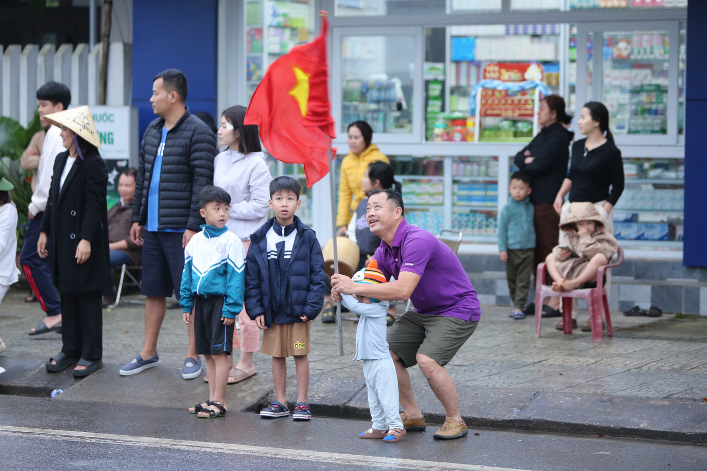 Nhiều người không quên mang theo cờ Tổ quốc, bởi đó là phần không thể thiếu của Tiền Phong Marathon. Nhiều người không quên mang theo cờ Tổ quốc, bởi đó là phần không thể thiếu của Tiền Phong Marathon.