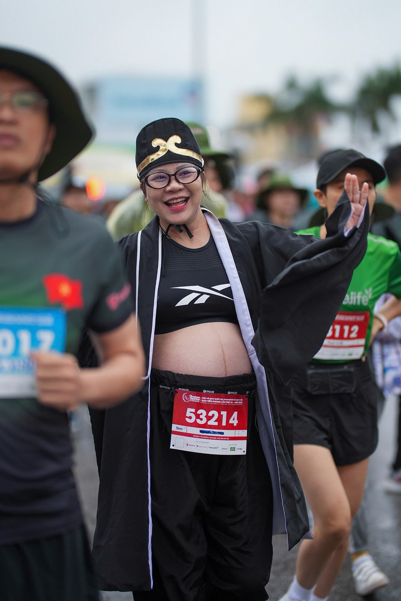 Cô "Trư Bát Giới" dễ thương với cái bụng bầu mang đến sự vui nhộn cho giải đấu. Cô "Trư Bát Giới" dễ thương với cái bụng bầu mang đến sự vui nhộn cho giải đấu.