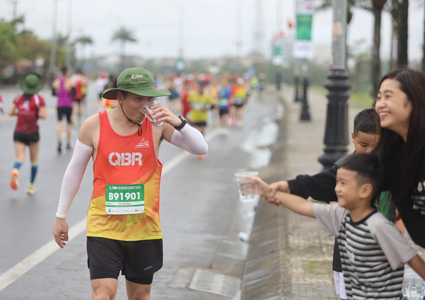 Mỗi nơi Tiền Phong Marathon đi qua, tình cảm của người dân luôn khiến các vận động viên xúc động. Đây cũng là một yếu tố khiến giải đấu trở nên khác biệt. Mỗi nơi Tiền Phong Marathon đi qua, tình cảm của người dân luôn khiến các vận động viên xúc động. Đây cũng là một yếu tố khiến giải đấu trở nên khác biệt.