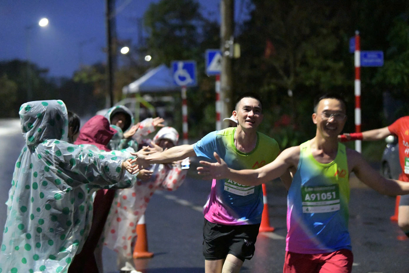 Trái với lo ngại về thời tiết nắng nóng ở nơi "gió Lào cát trắng", sáng ngày 30/3, trời mưa và se lạnh. Thế nhưng trở ngại này không ngăn cản các vận động viên cũng như người dân có mặt trên các cung đường chạy. Trái với lo ngại về thời tiết nắng nóng ở nơi "gió Lào cát trắng", sáng ngày 30/3, trời mưa và se lạnh. Thế nhưng trở ngại này không ngăn cản các vận động viên cũng như người dân có mặt trên các cung đường chạy.