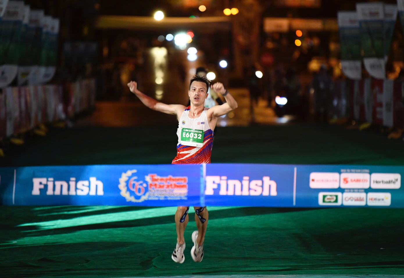 Và điều đó đã xảy ra một lần nữa, khi Đỗ Quốc Luật cán đích đầu tiên lần thứ 11 liên tiếp. Và điều đó đã xảy ra một lần nữa, khi Đỗ Quốc Luật cán đích đầu tiên lần thứ 11 liên tiếp.