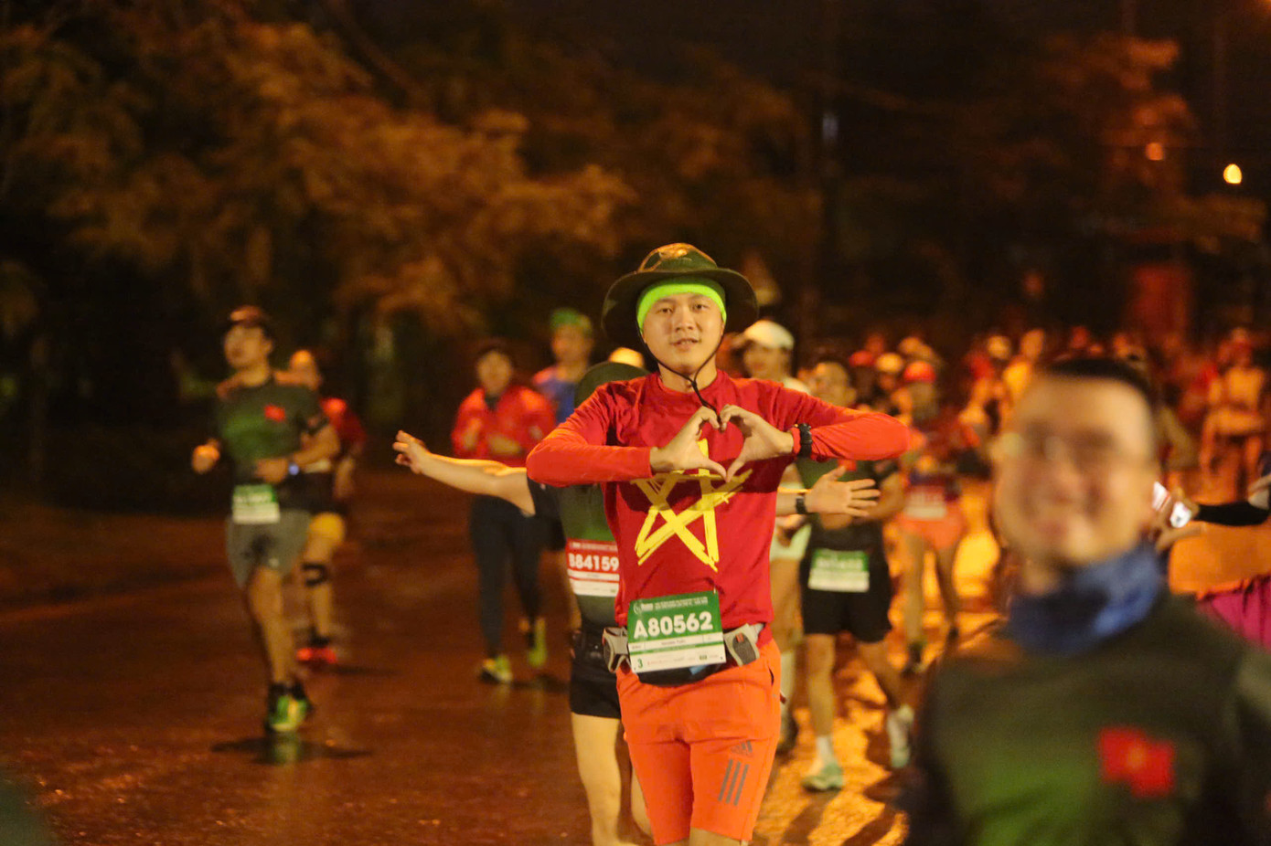 Trong mọi lúc, các vận động viên luôn sẵn sàng bùng tỏa sự phấn khích cùng tình yêu đất nước thông qua lá cờ đỏ sao vàng.